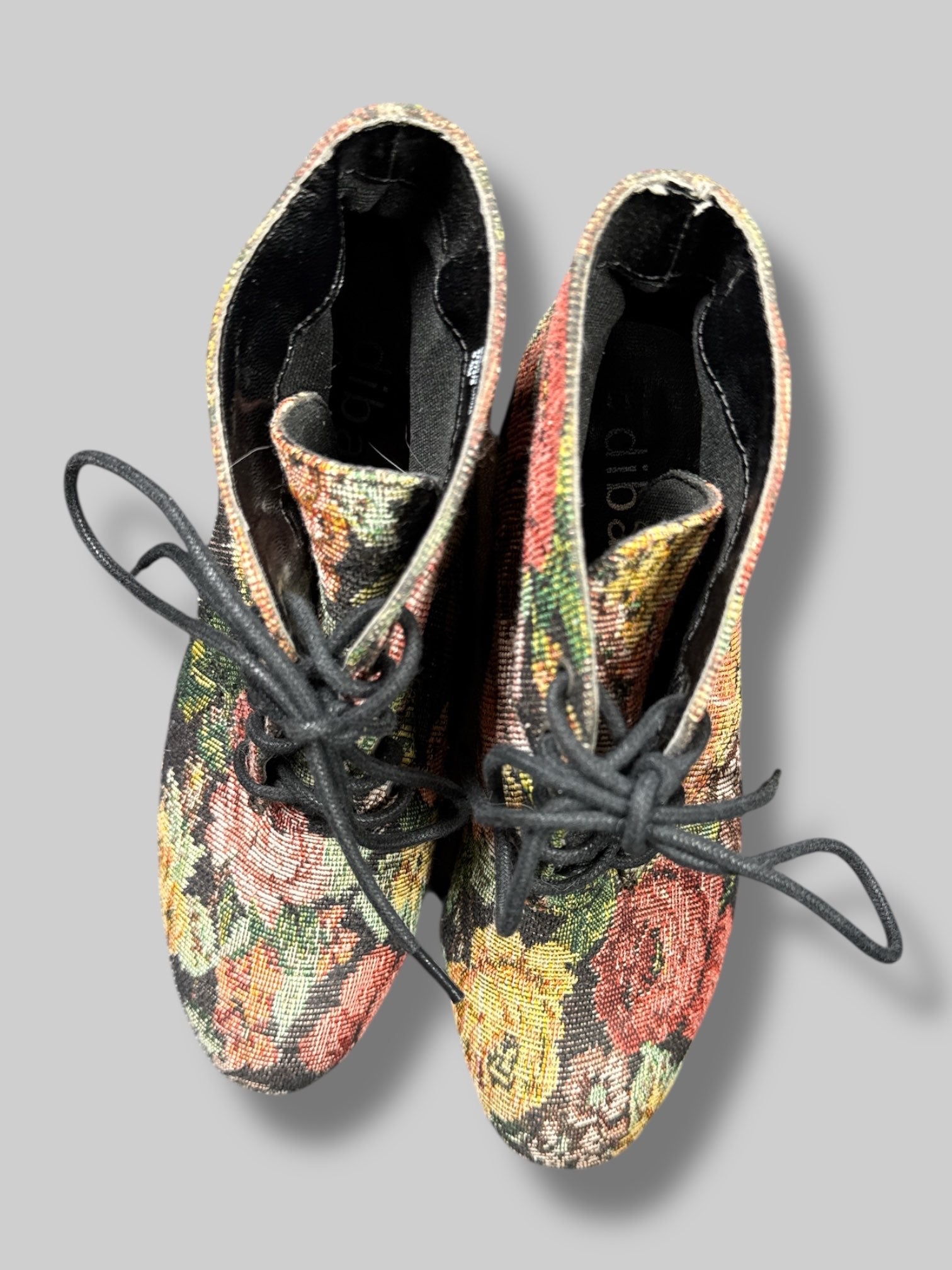 Size 6.5 Diba floral upholstery pattern 2’ heel boots with black laces