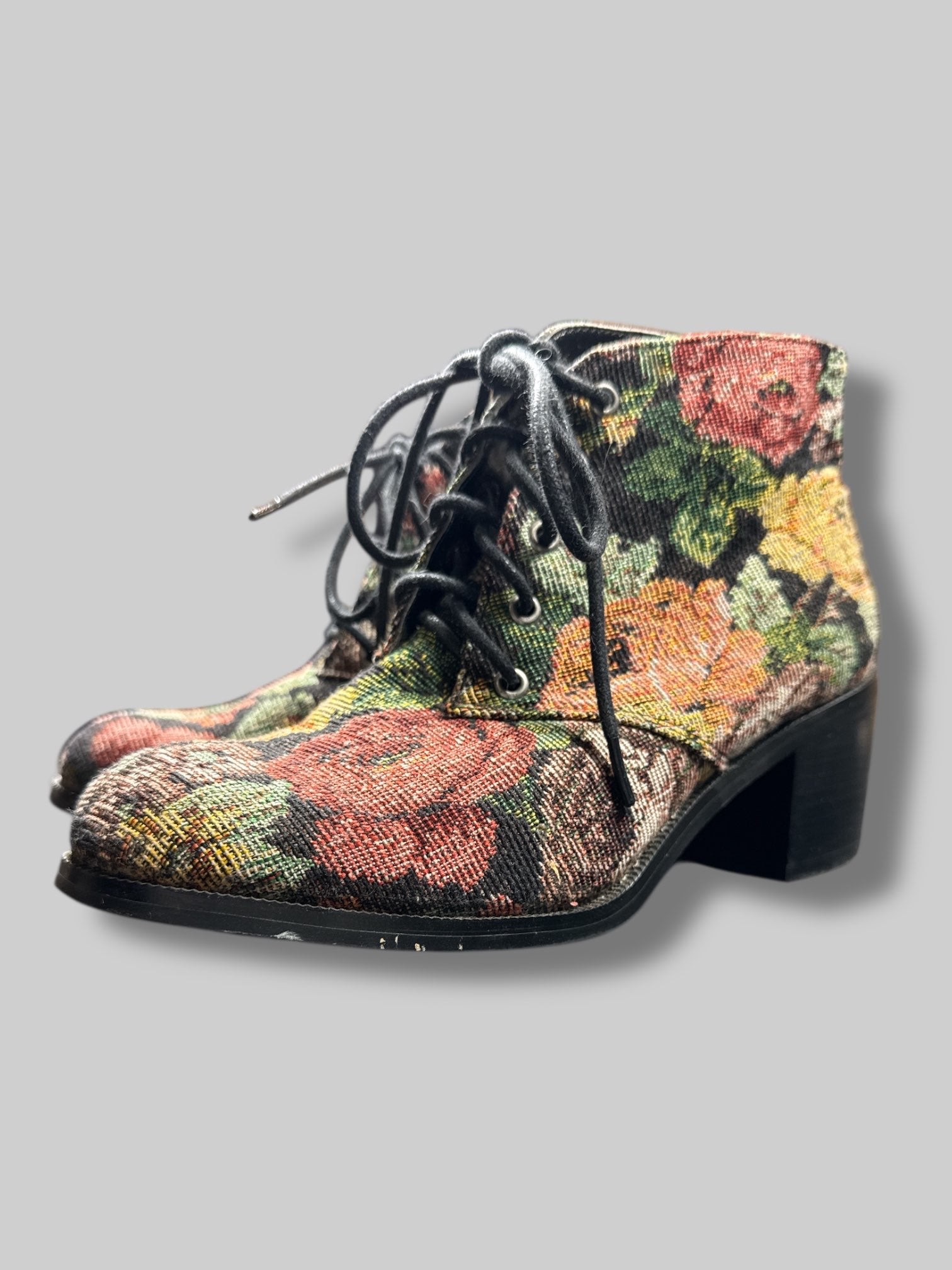 Size 6.5 Diba floral upholstery pattern 2’ heel boots with black laces