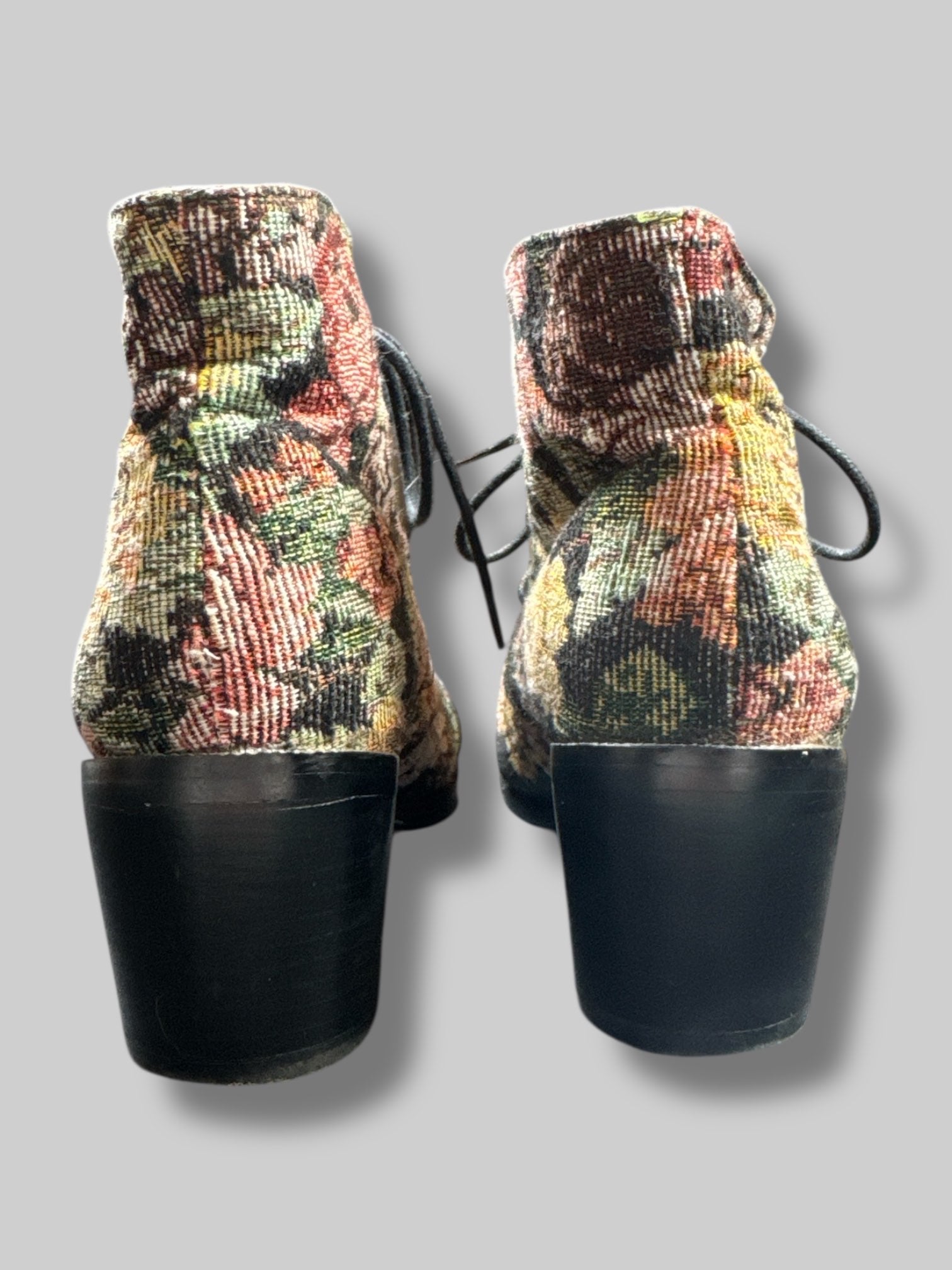 Size 6.5 Diba floral upholstery pattern 2’ heel boots with black laces