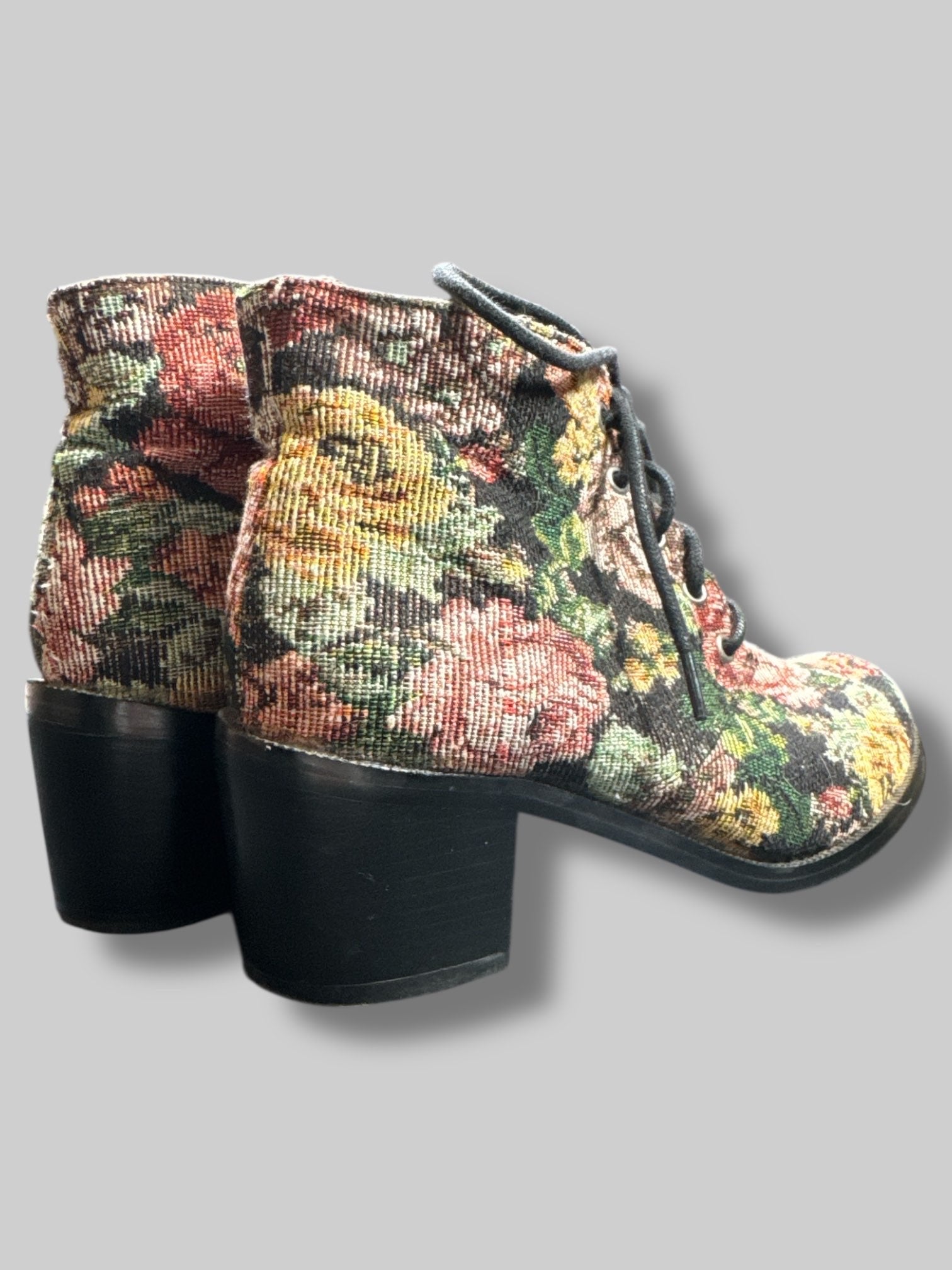 Size 6.5 Diba floral upholstery pattern 2’ heel boots with black laces