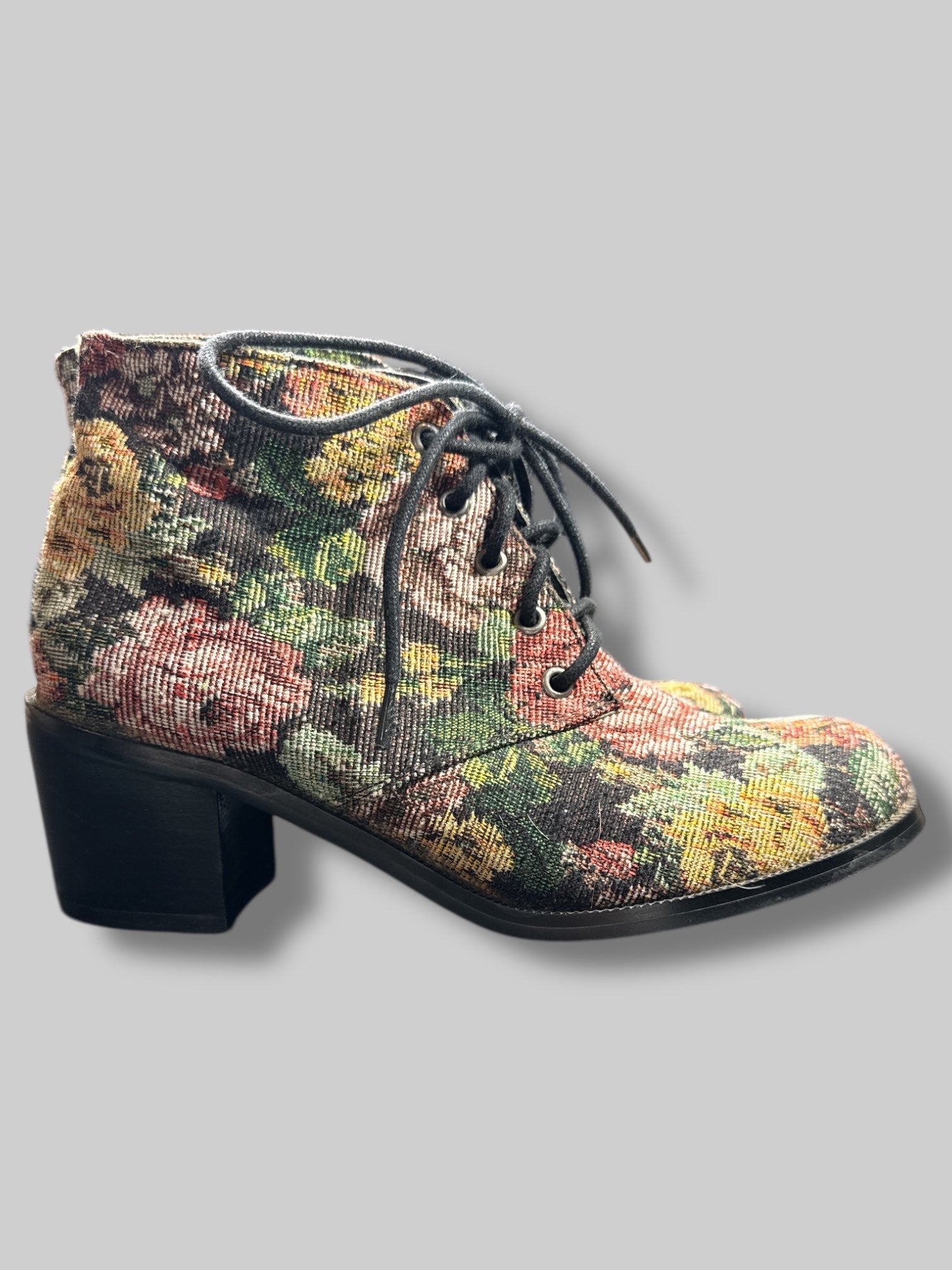 Size 6.5 Diba floral upholstery pattern 2’ heel boots with black laces
