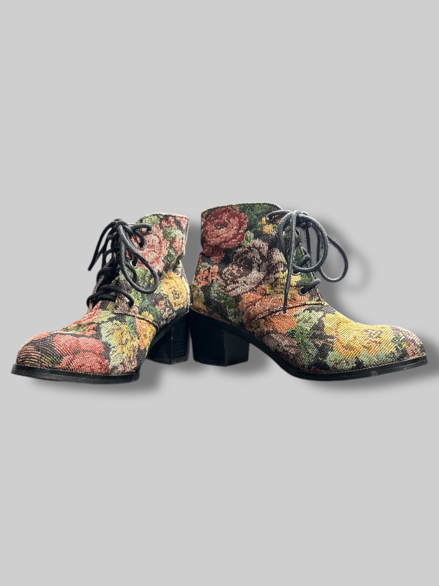 Size 6.5 Diba floral upholstery pattern 2’ heel boots with black laces