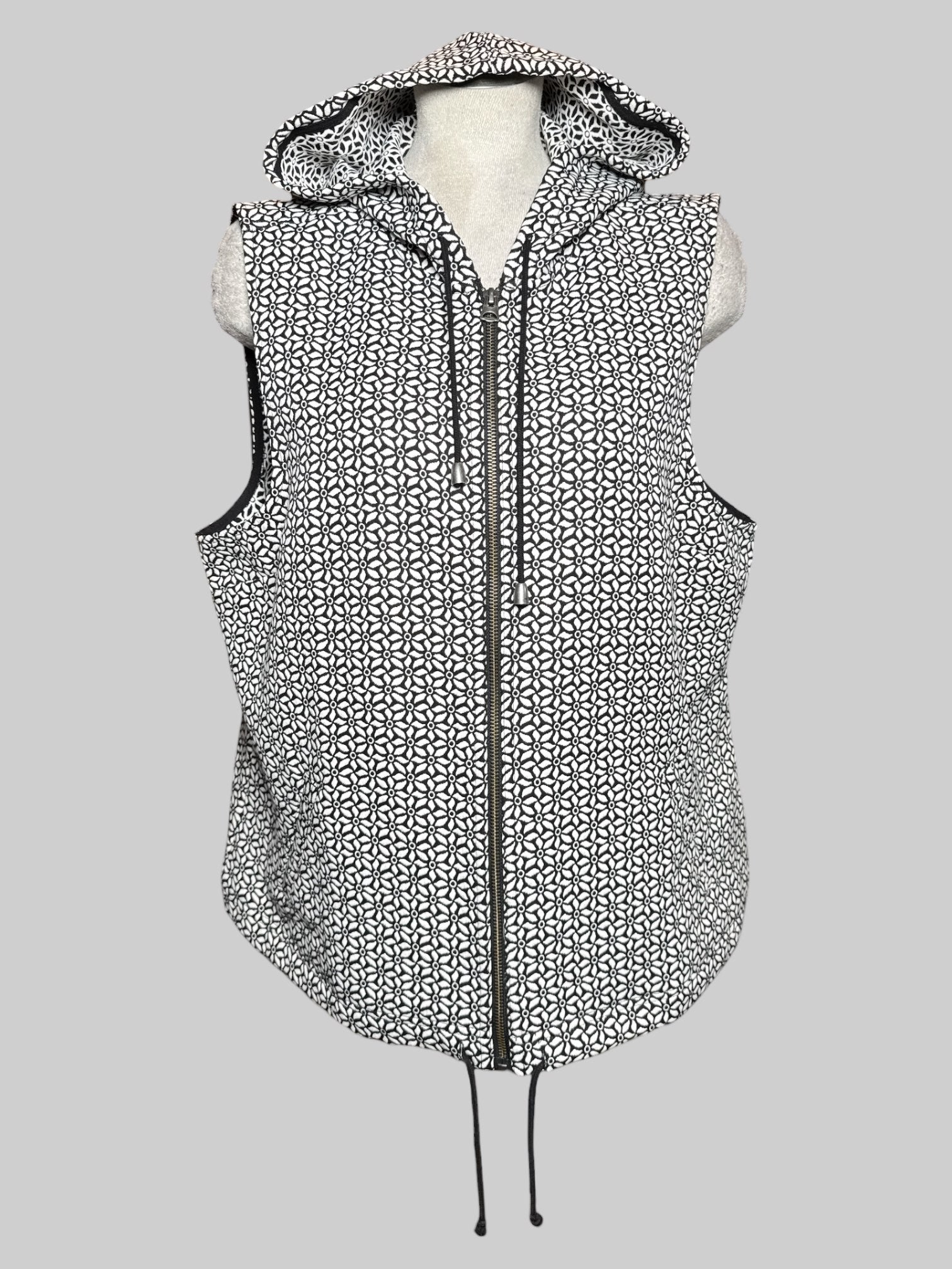 1X Christopher & Banks black & white sleeveless zip up hoodie with pockets, and floral design