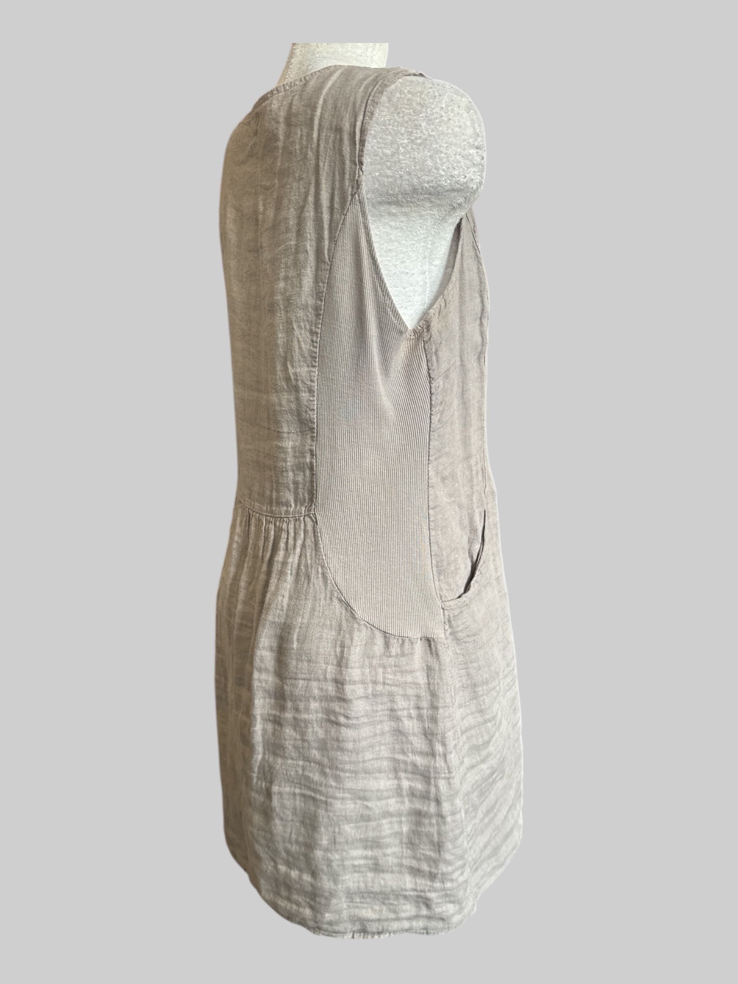0X Lina Tomei vintage beige-grey linen dress with scoop neck beadwork and ribbed side panels