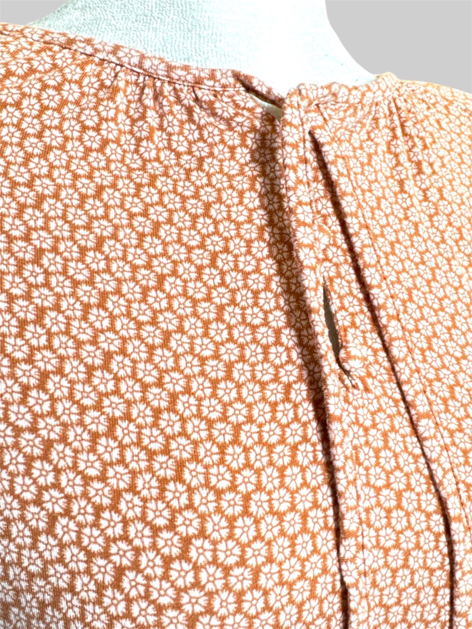 1X Croft & Barrow orange blouse with white geometric pattern, quarter balloon sleeves, quarter buttons, and tie