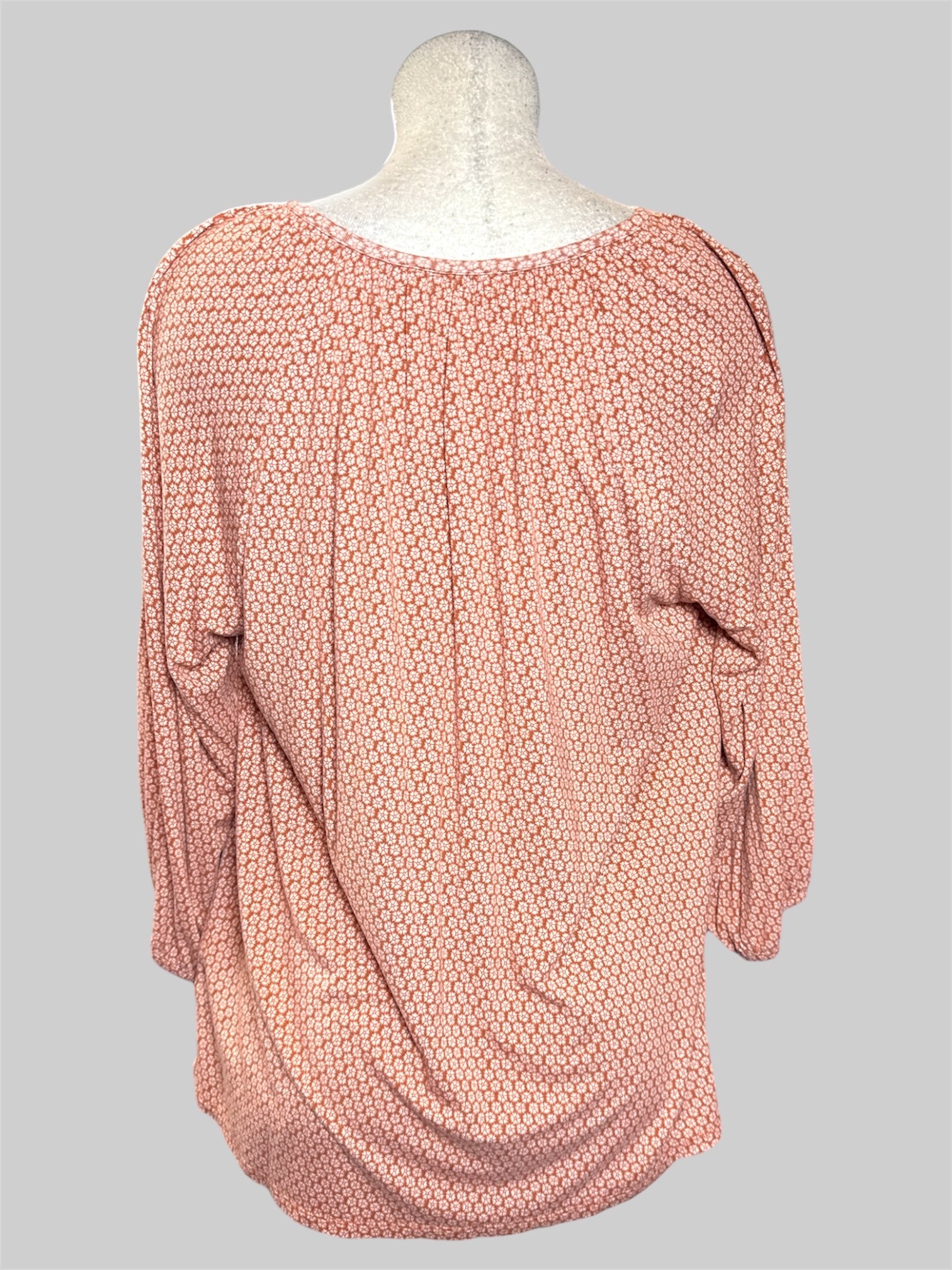 1X Croft & Barrow orange blouse with white geometric pattern, quarter balloon sleeves, quarter buttons, and tie