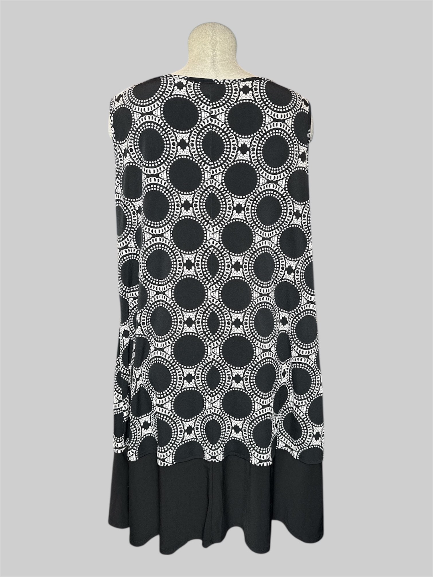2X Ronni Nicole sleeveless dress with black and white geometric pattern and black trim