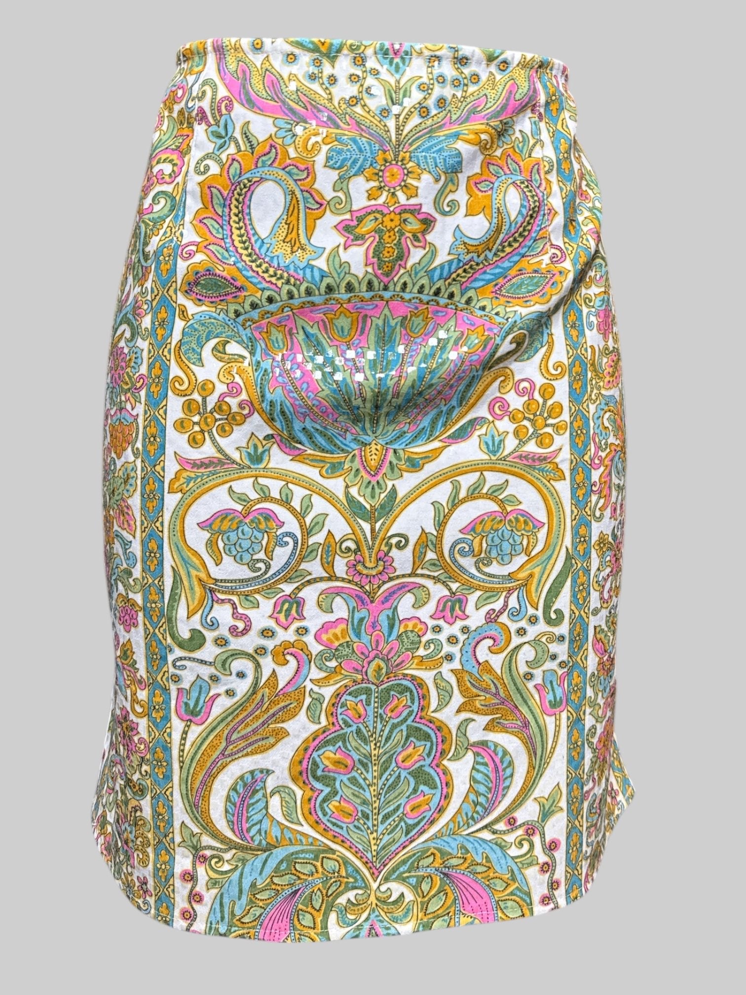 S Linda Syol For Creative Image Associates short white skirt with multicolor geometric pattern, floral motifs, textured, and has zipper