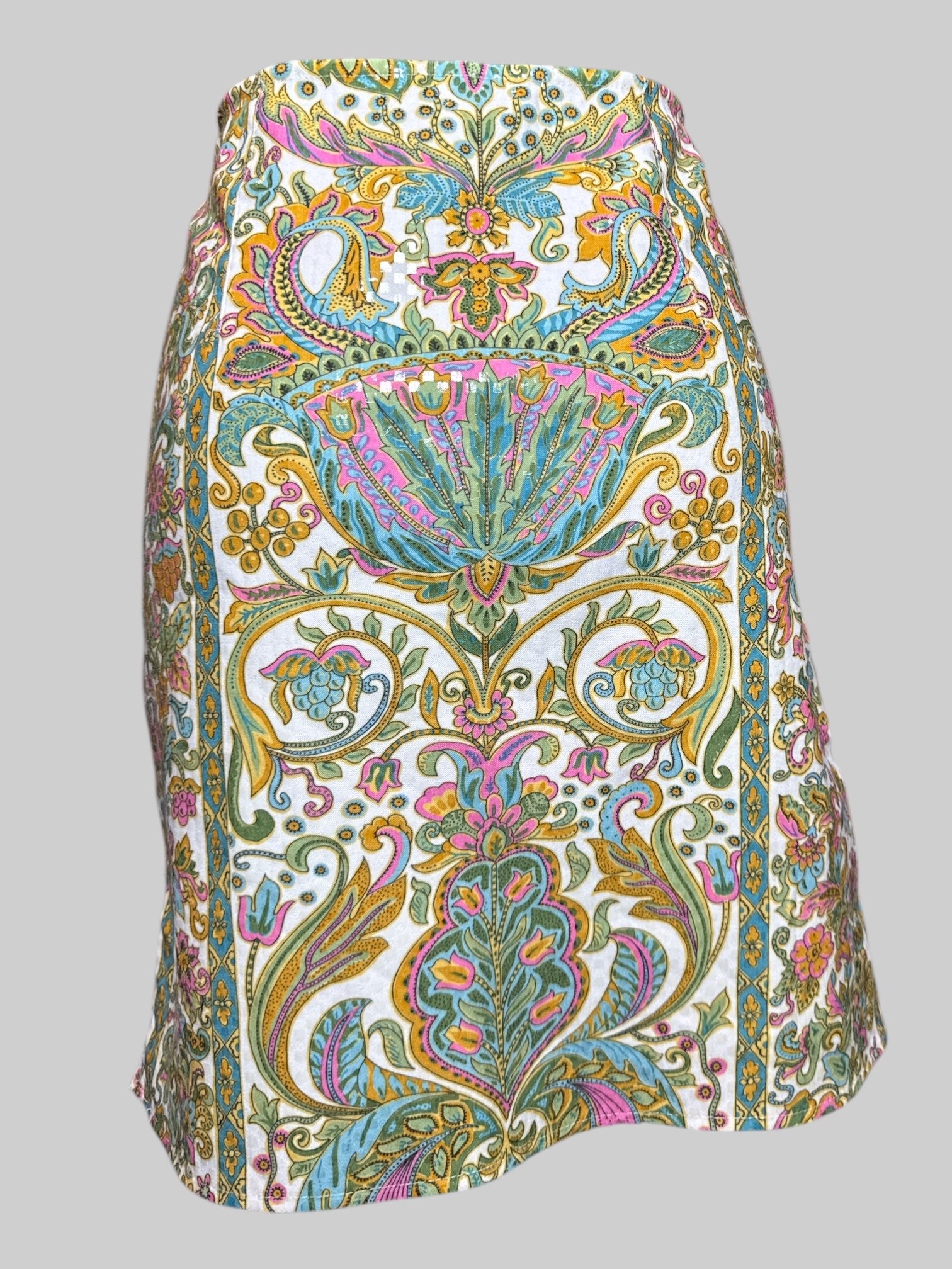 S Linda Syol For Creative Image Associates short white skirt with multicolor geometric pattern, floral motifs, textured, and has zipper
