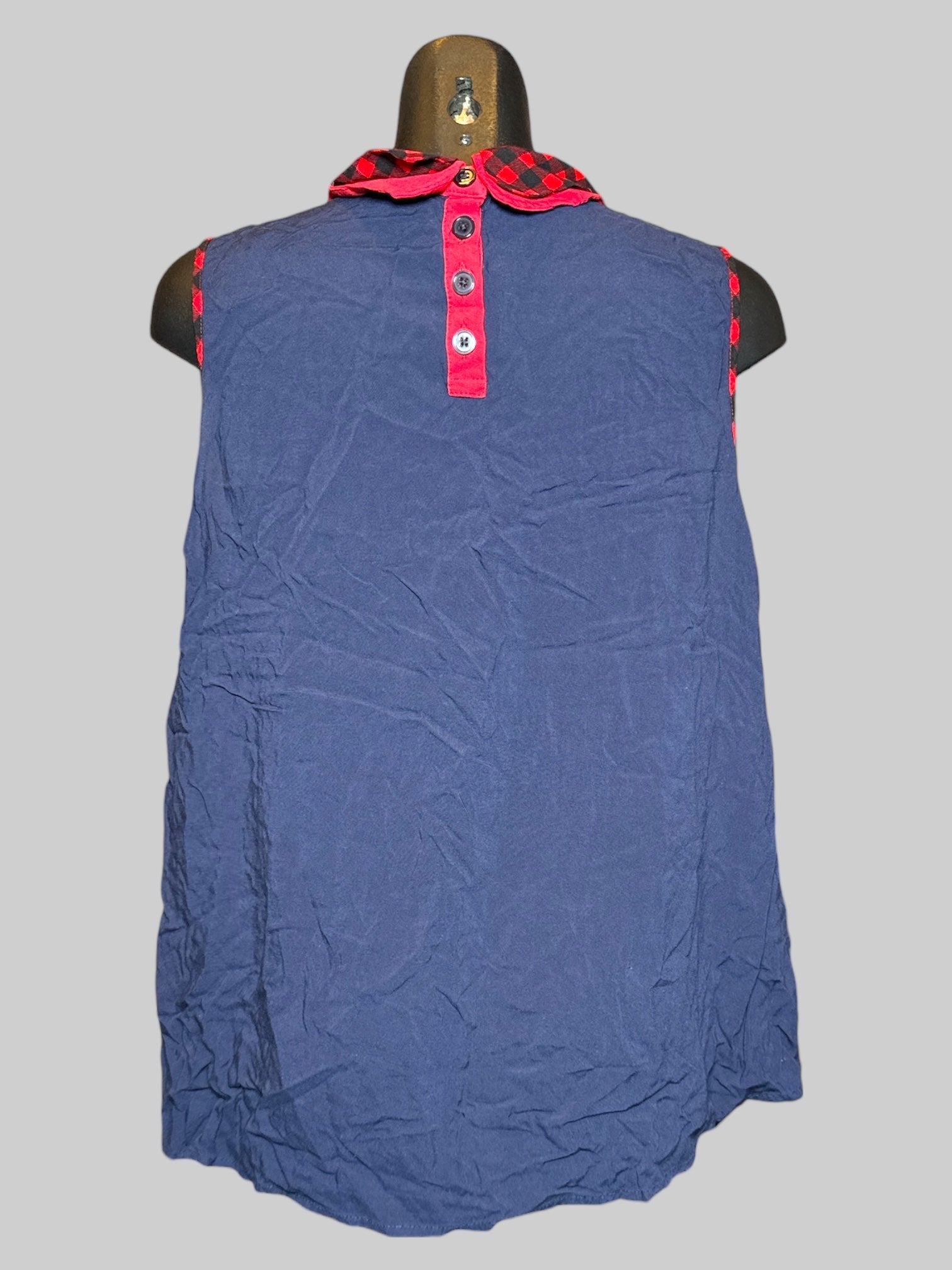 2X ModCloth sleeveless navy blue blouse with red and black checkered trim and collar and buttons on back