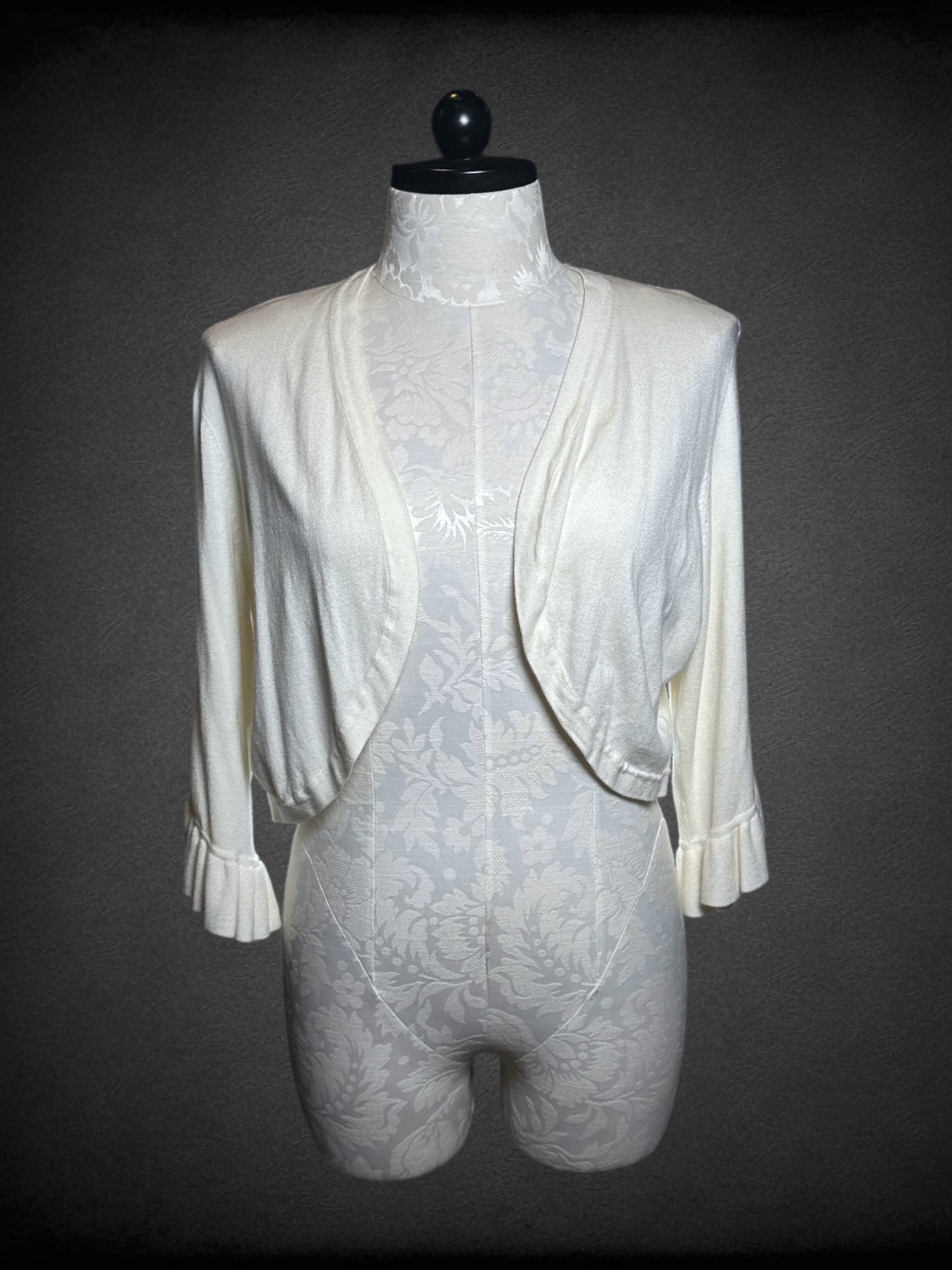 2X LANE BRYANT cropped cream cardigan with ruffle hemmed sleeves