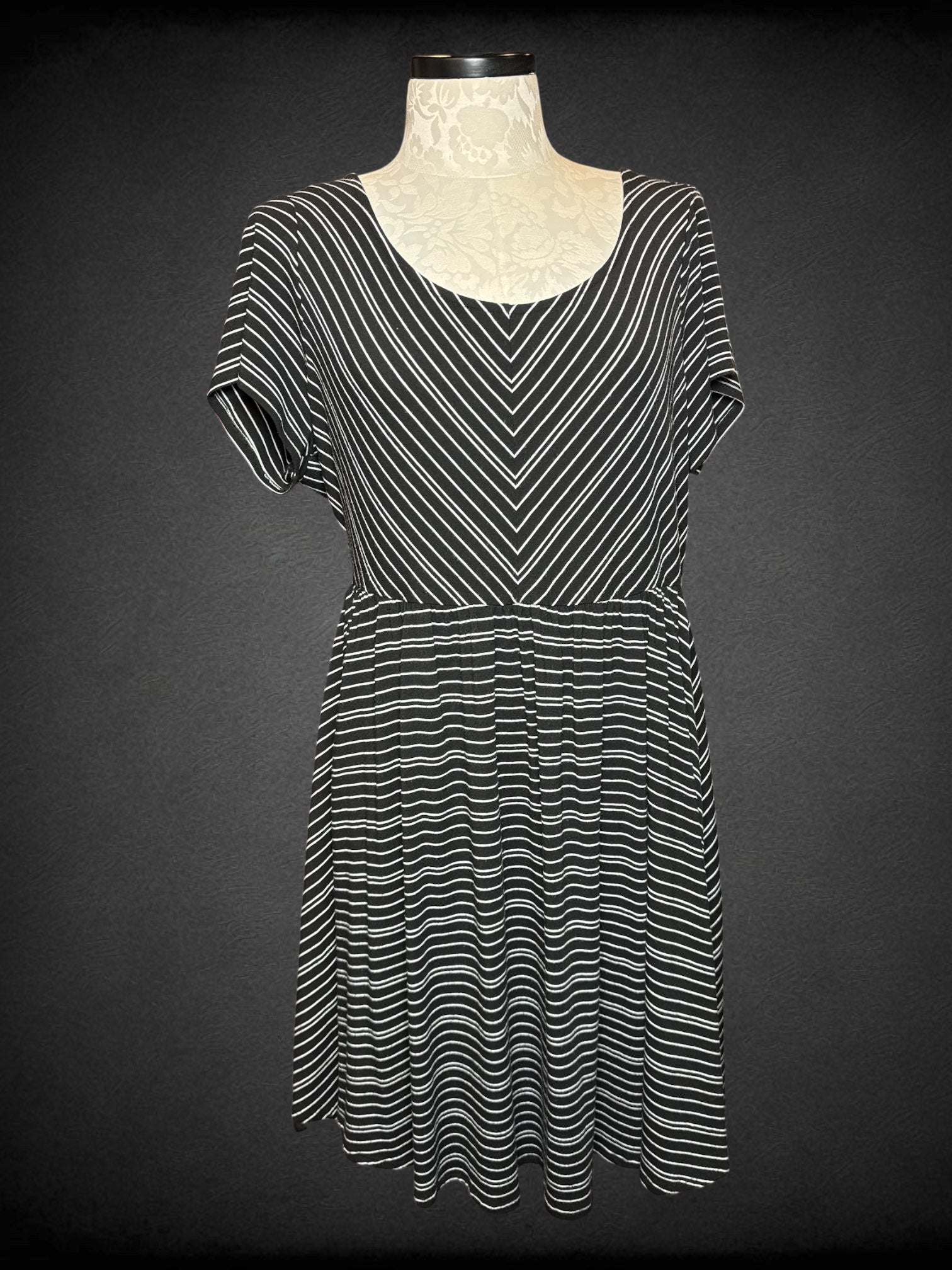 3X TORRID black and white striped short sleeve dress with keyhole back and belt loops