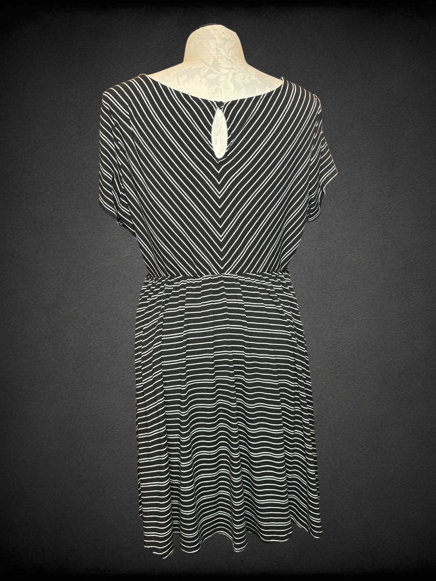 3X TORRID black and white striped short sleeve dress with keyhole back and belt loops