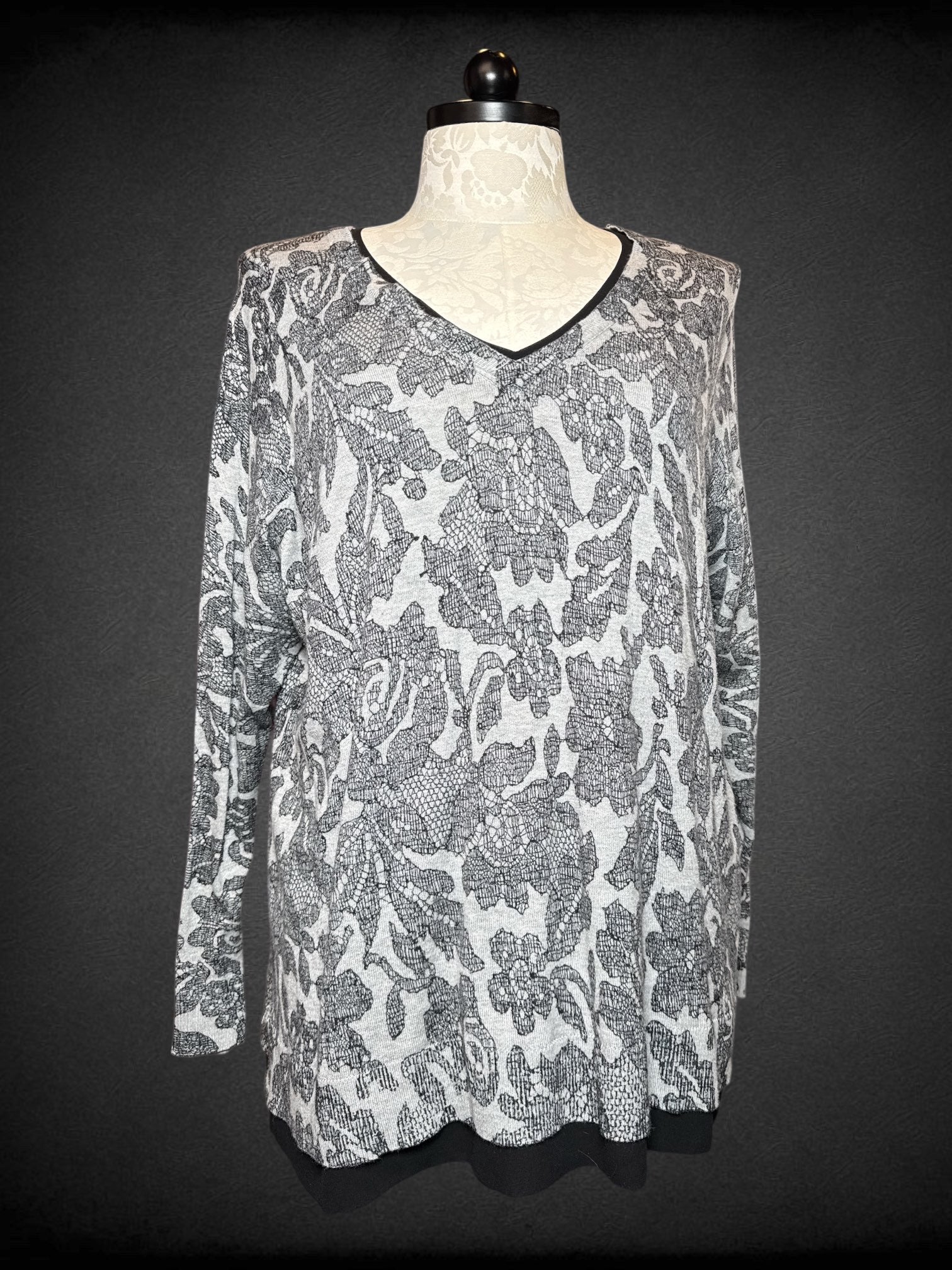 2X Lane Bryant gray knit long sleeve blouse with black florals and black trim lining