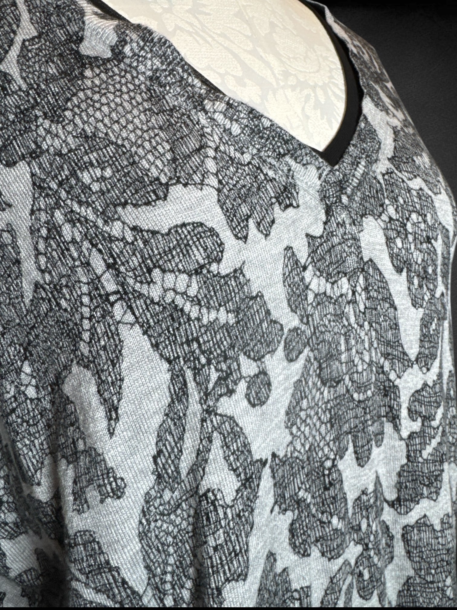 2X Lane Bryant gray knit long sleeve blouse with black florals and black trim lining