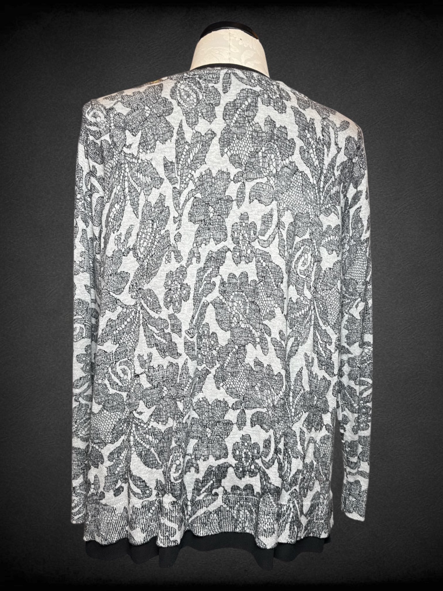 2X Lane Bryant gray knit long sleeve blouse with black florals and black trim lining