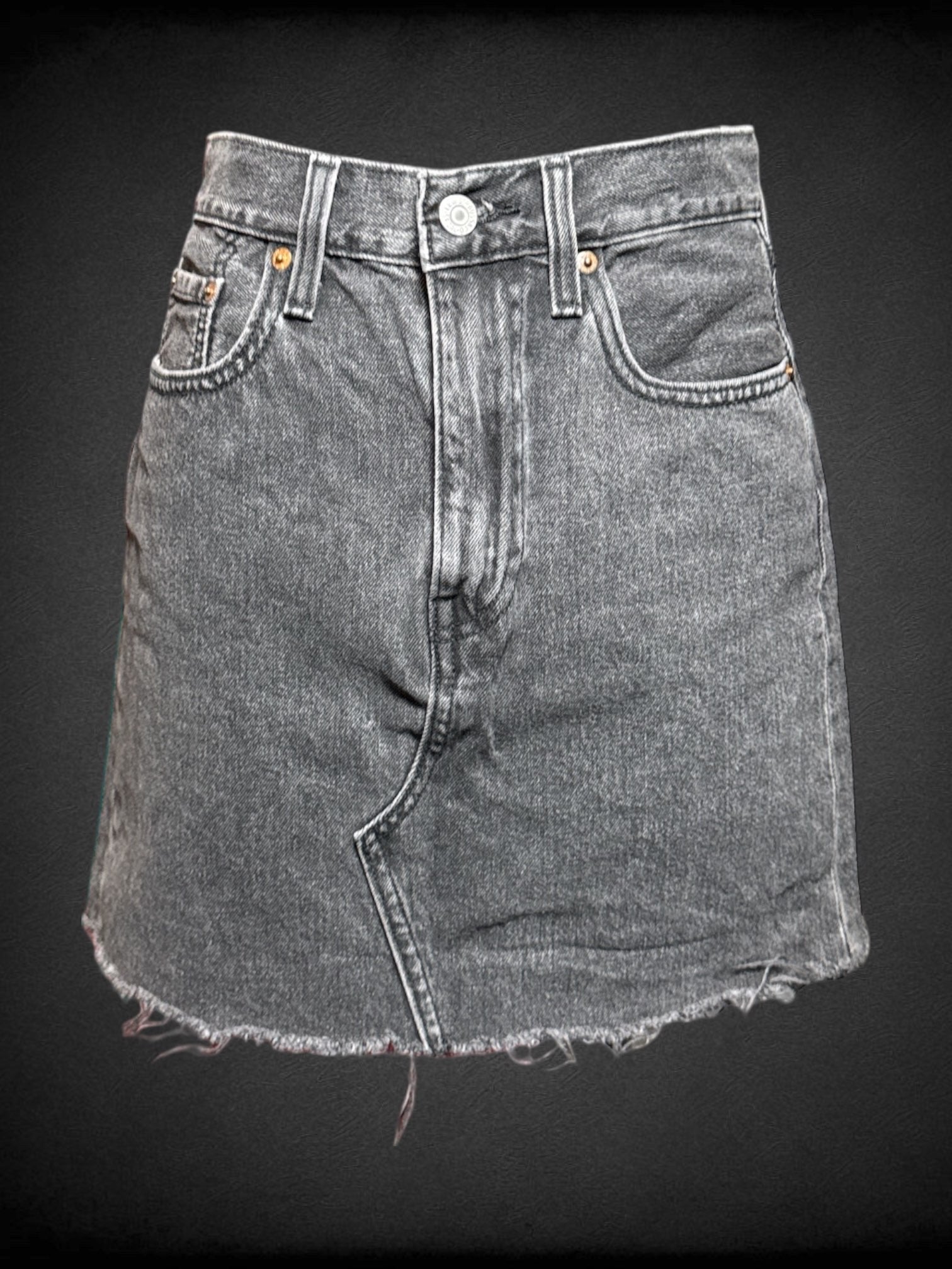 S Levi Strauss & Co. black washed denim skirt with pockets, and zipper/button closure