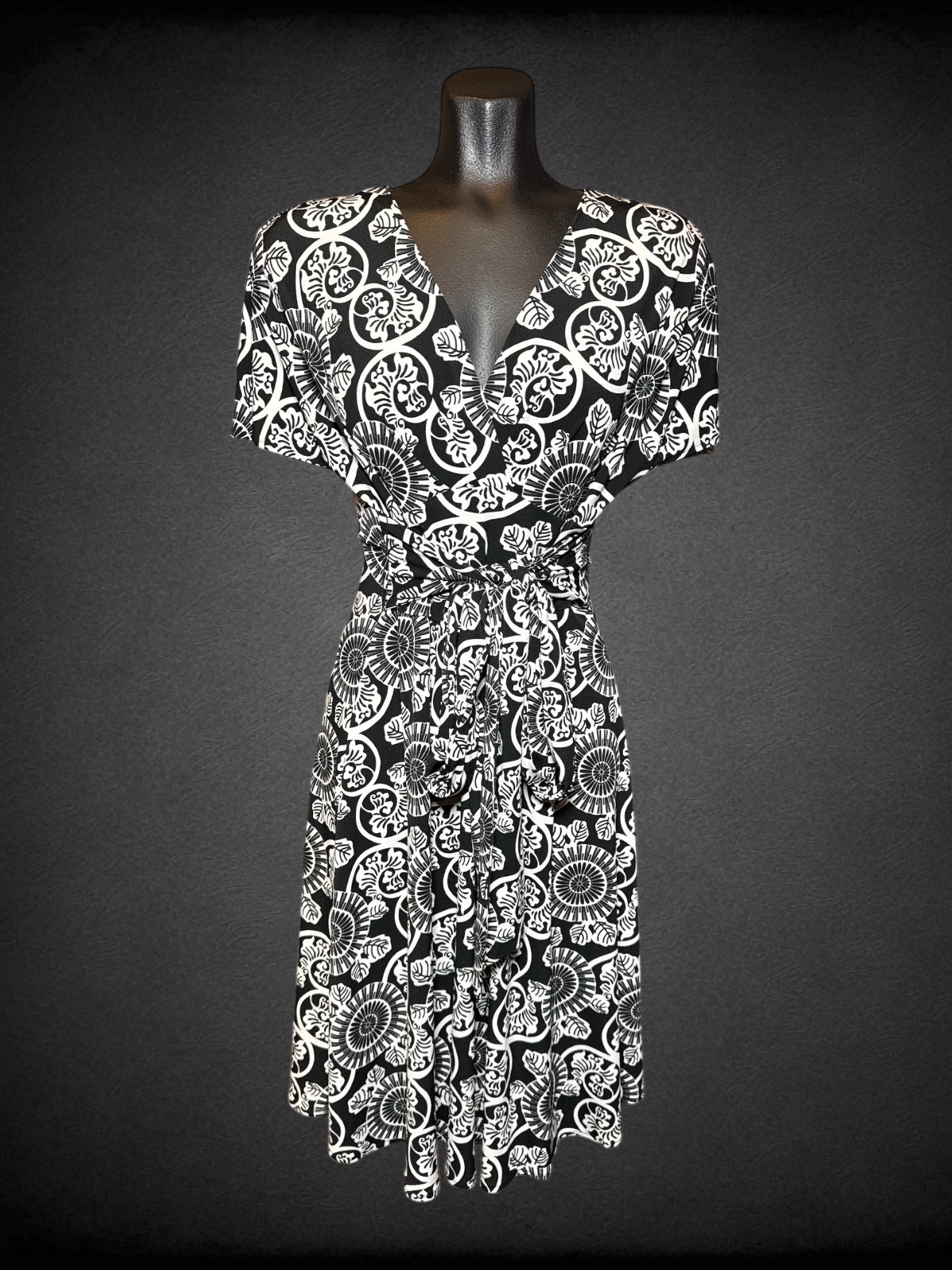 M Donna Morgan black and white short sleeve dress with paisley design, tie on front, and faux wrap design