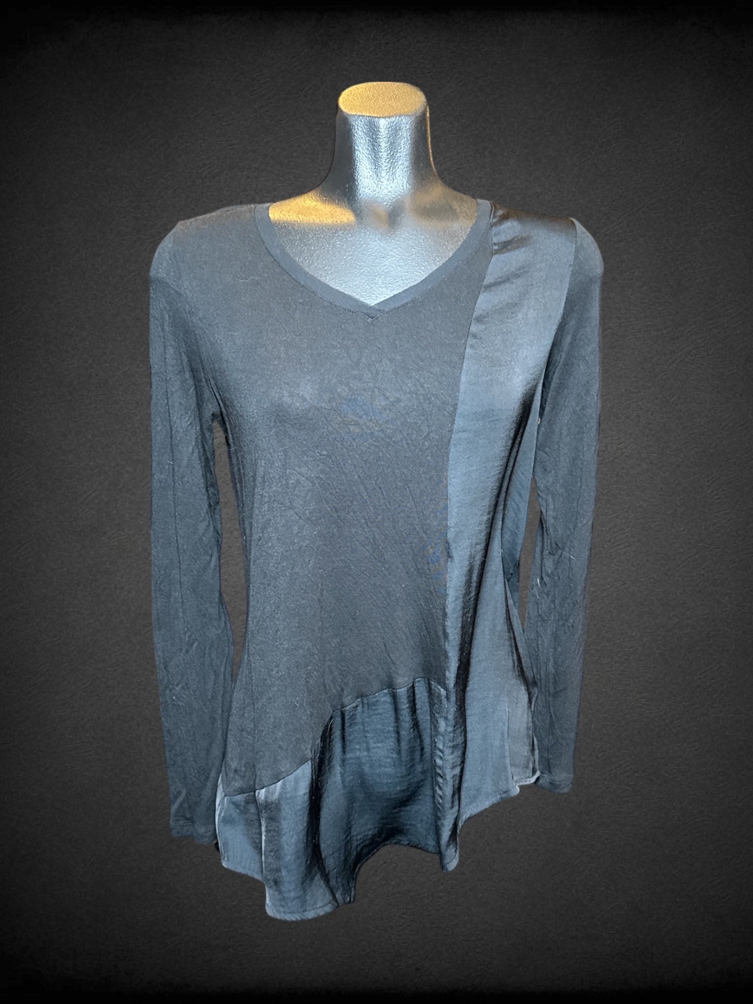 S Simply Vera Wang black long sleeve asymmetrical hem top with multiple fabrics