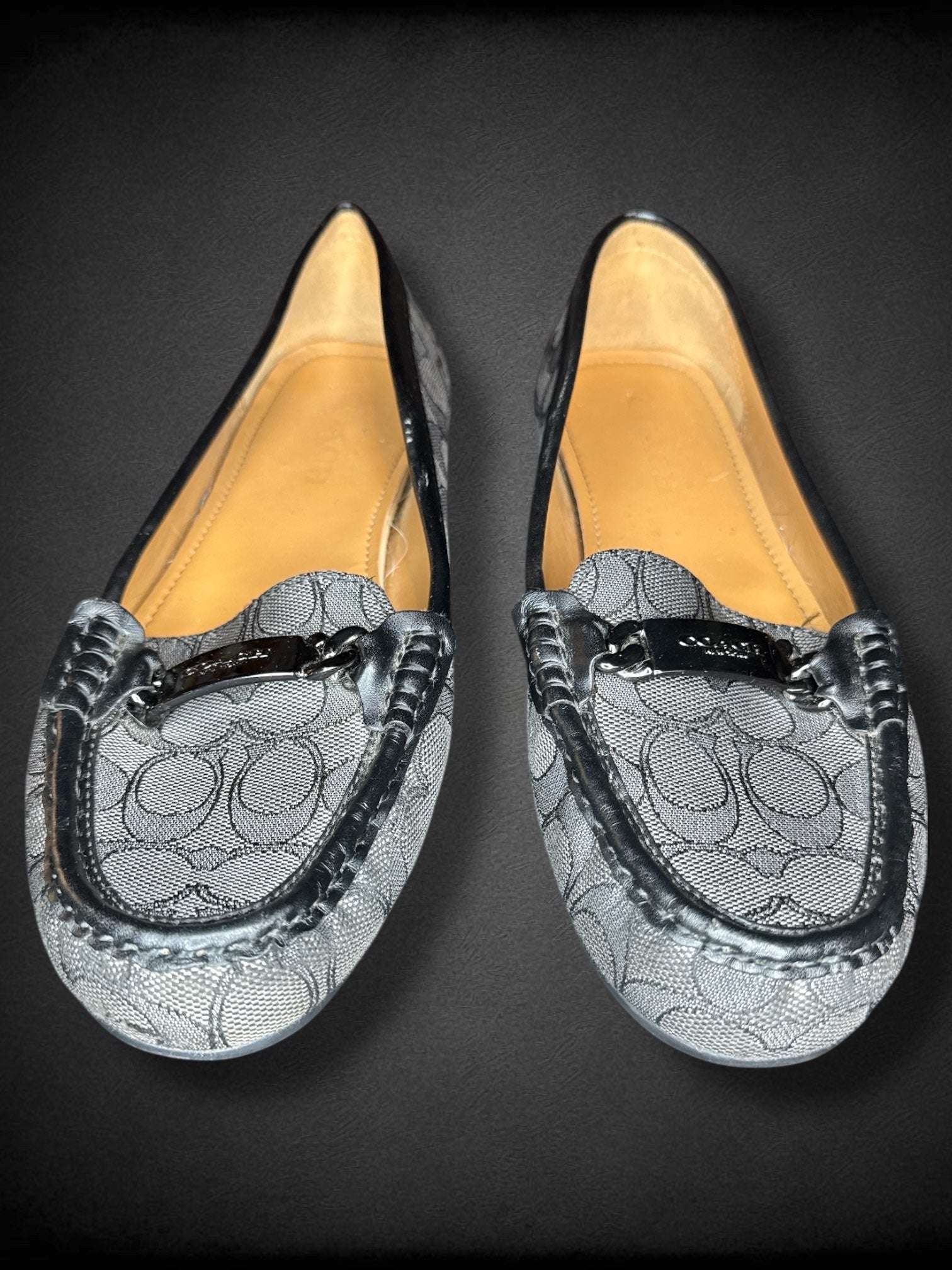 Size 9B women’s Coach grey flats with leather details