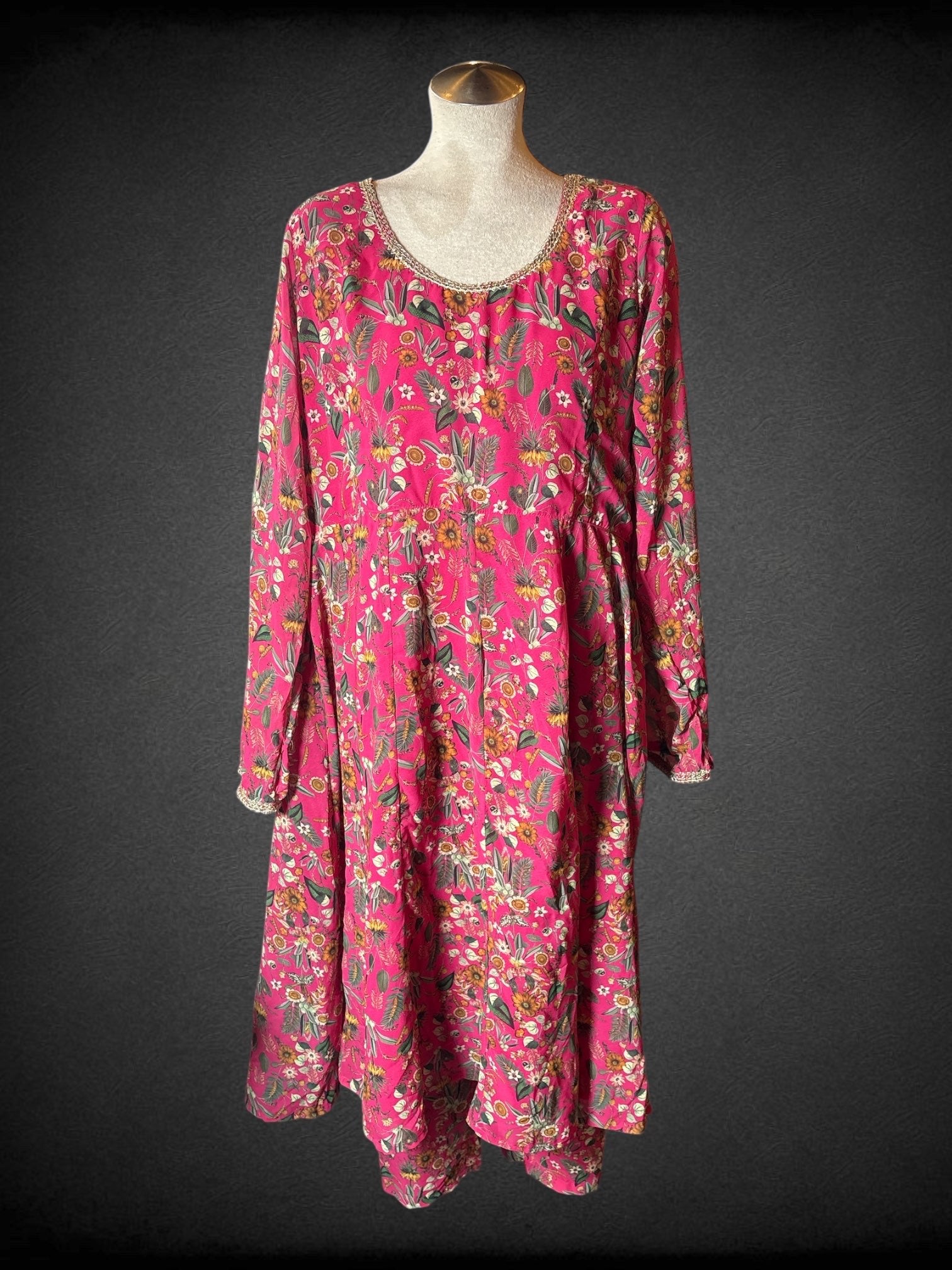 XL Janasya 4-piece set Forest green chiffon scarf with champagne metallic appliqué hems, pink floral dress with champagne metallic appliqué hems and matching drawstring flowy pants, fuschia dress with floral pattern and tie back with tassels