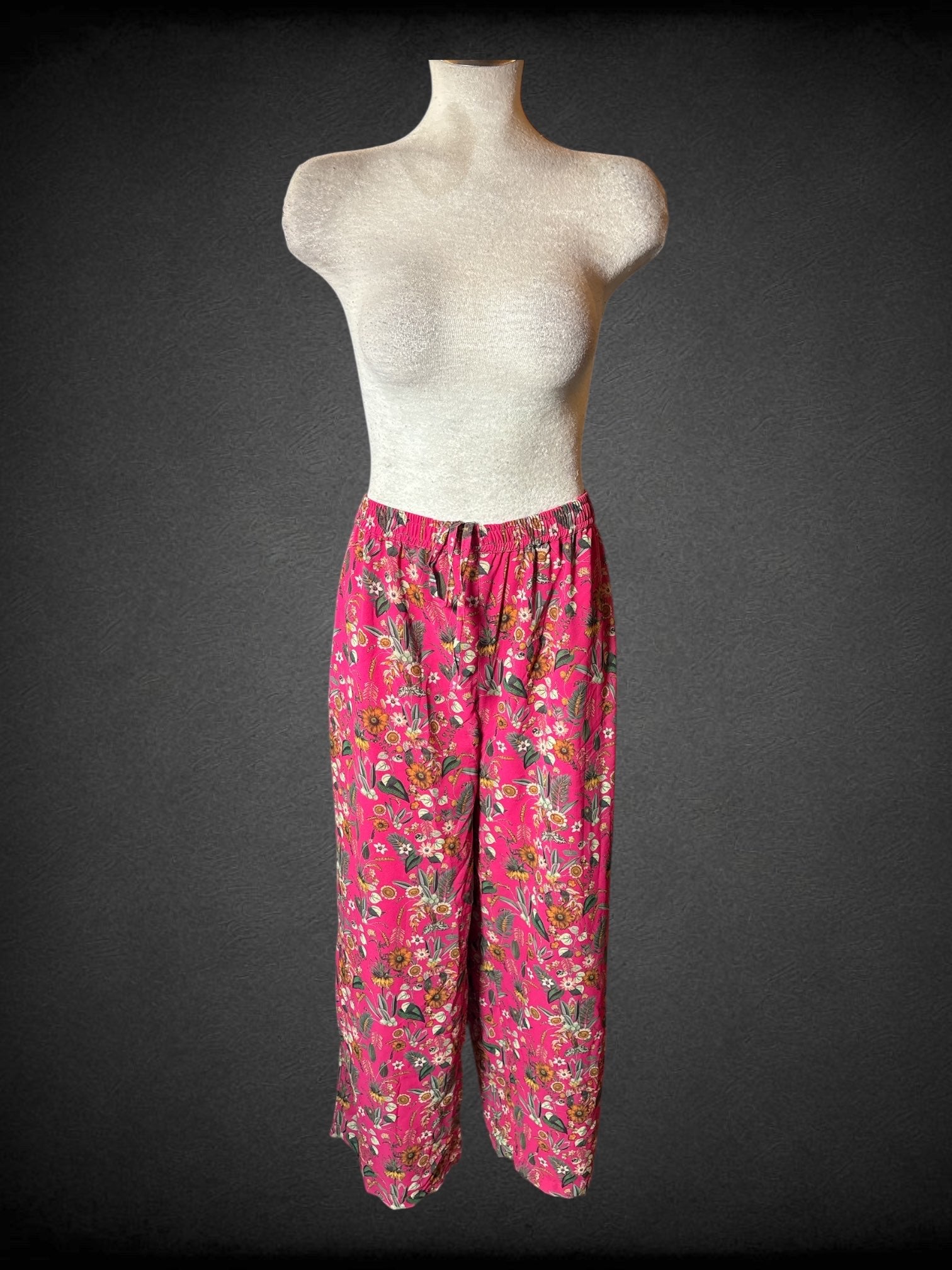 XL Janasya 4-piece set Forest green chiffon scarf with champagne metallic appliqué hems, pink floral dress with champagne metallic appliqué hems and matching drawstring flowy pants, fuschia dress with floral pattern and tie back with tassels