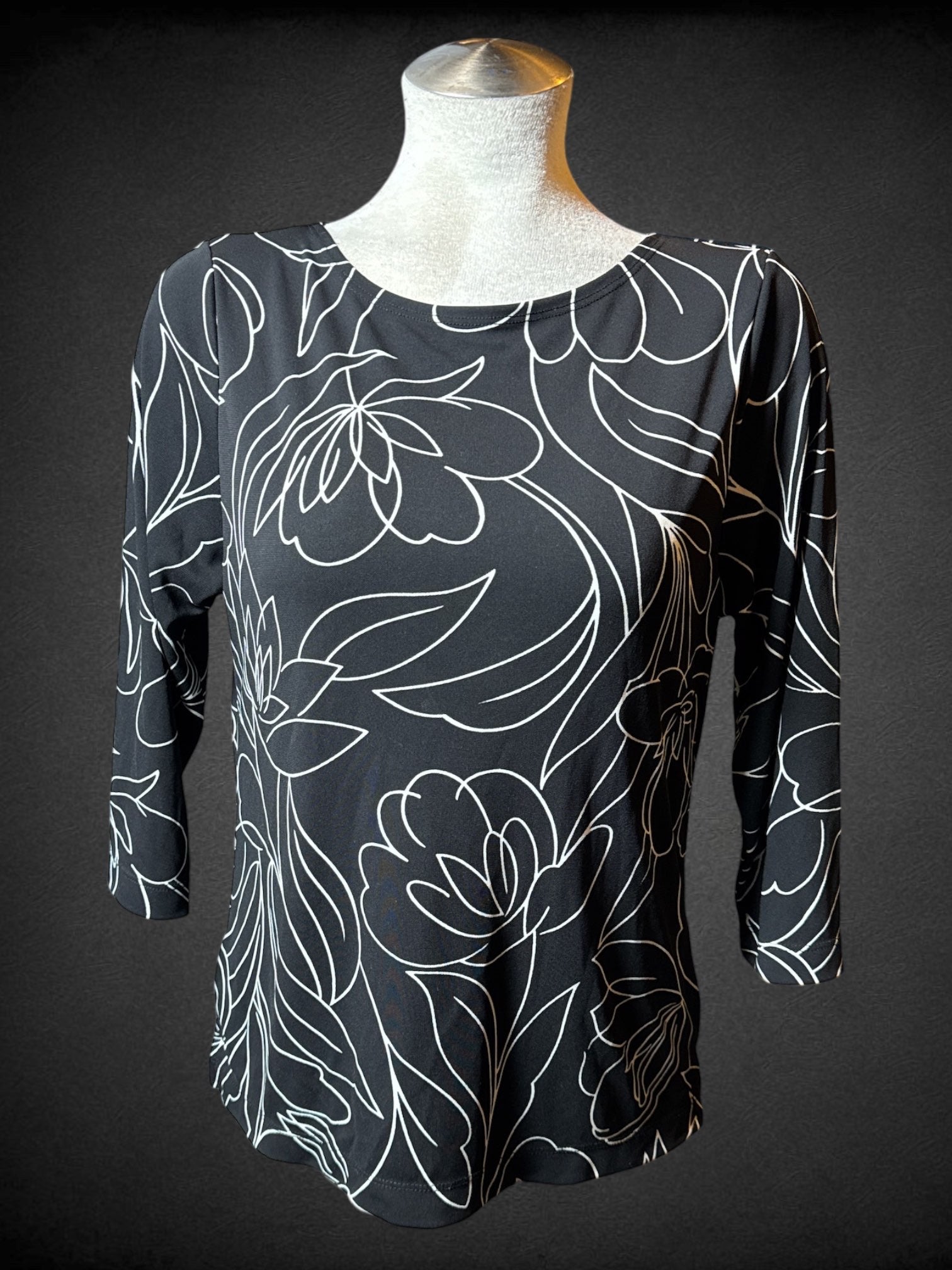 L Black and white floral designed stretchy half sleeve top