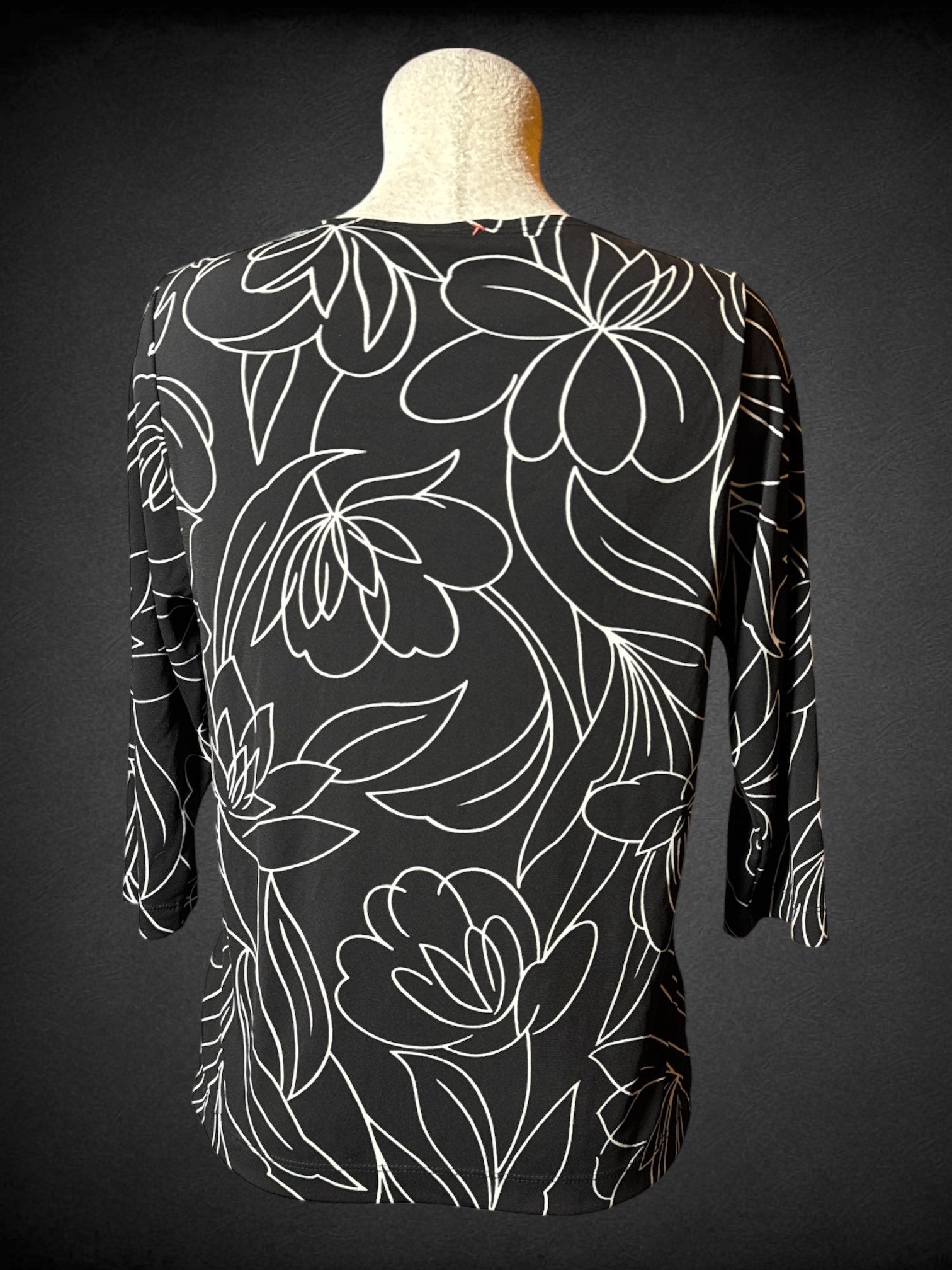 L Black and white floral designed stretchy half sleeve top