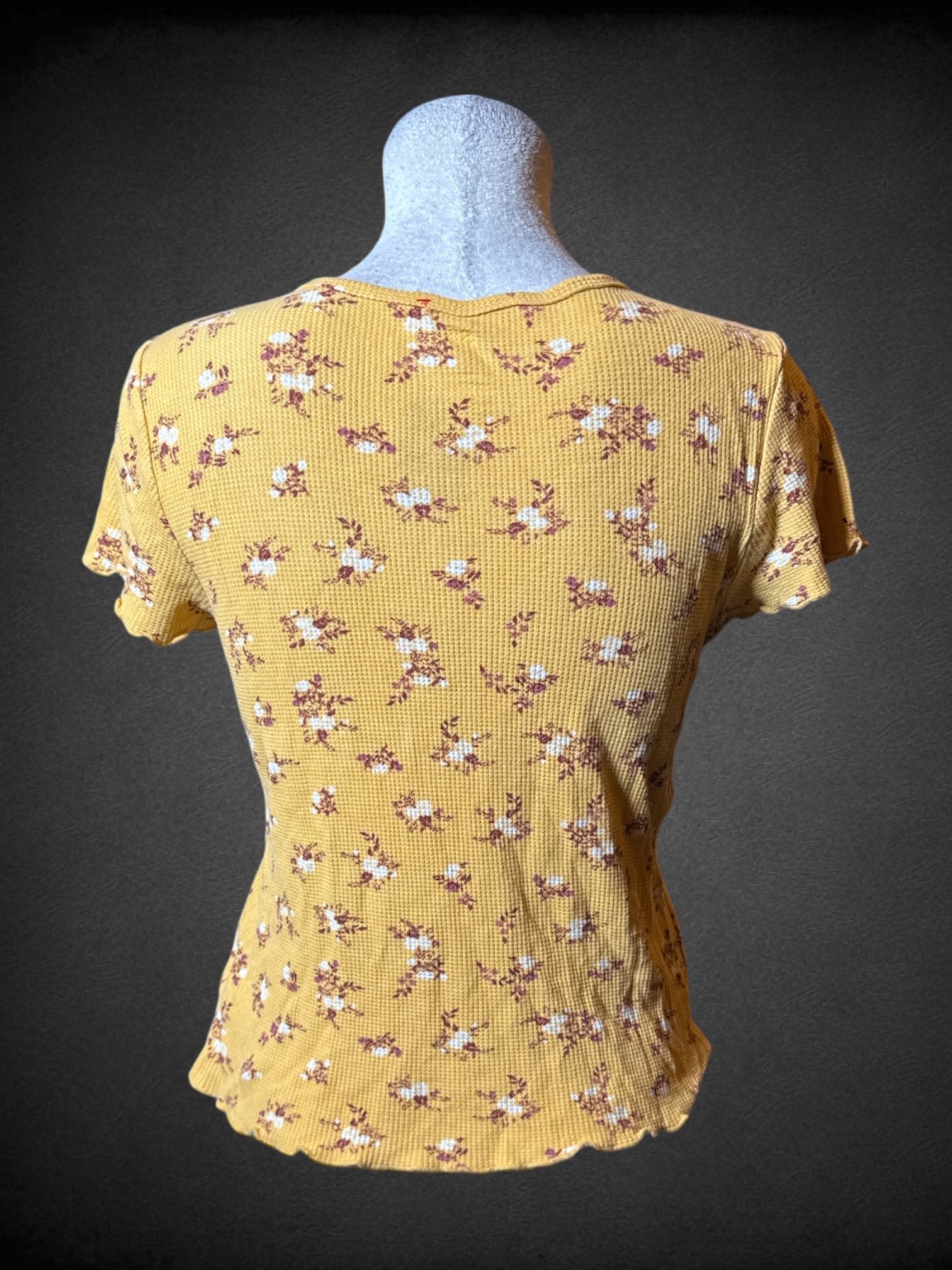 L SO yellow short sleeve top with floral designed and scalloped hems