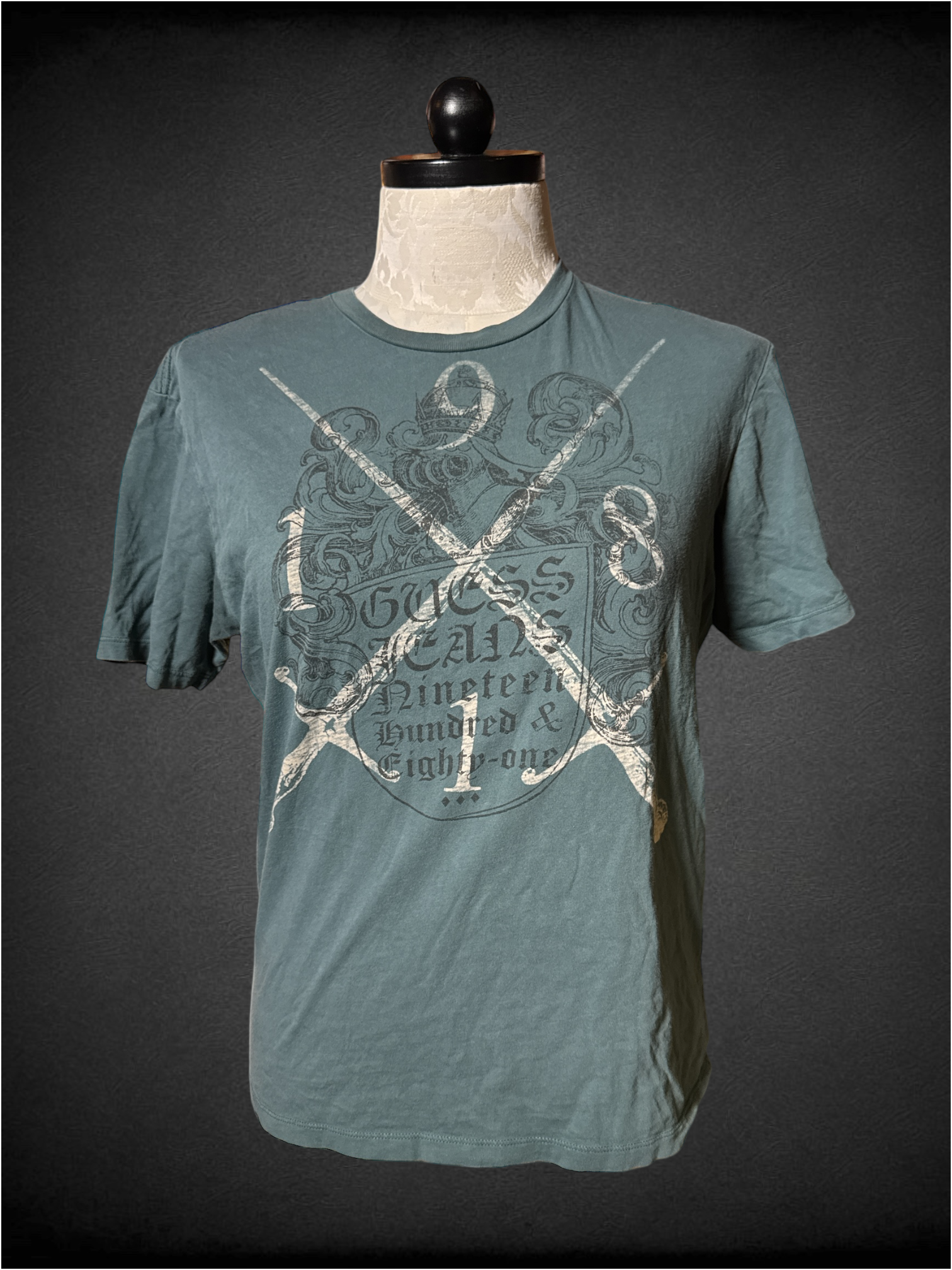 XL Guess Jeans graphic t-shirt featuring a "Nineteen Hundred & Eighty-one" crest design