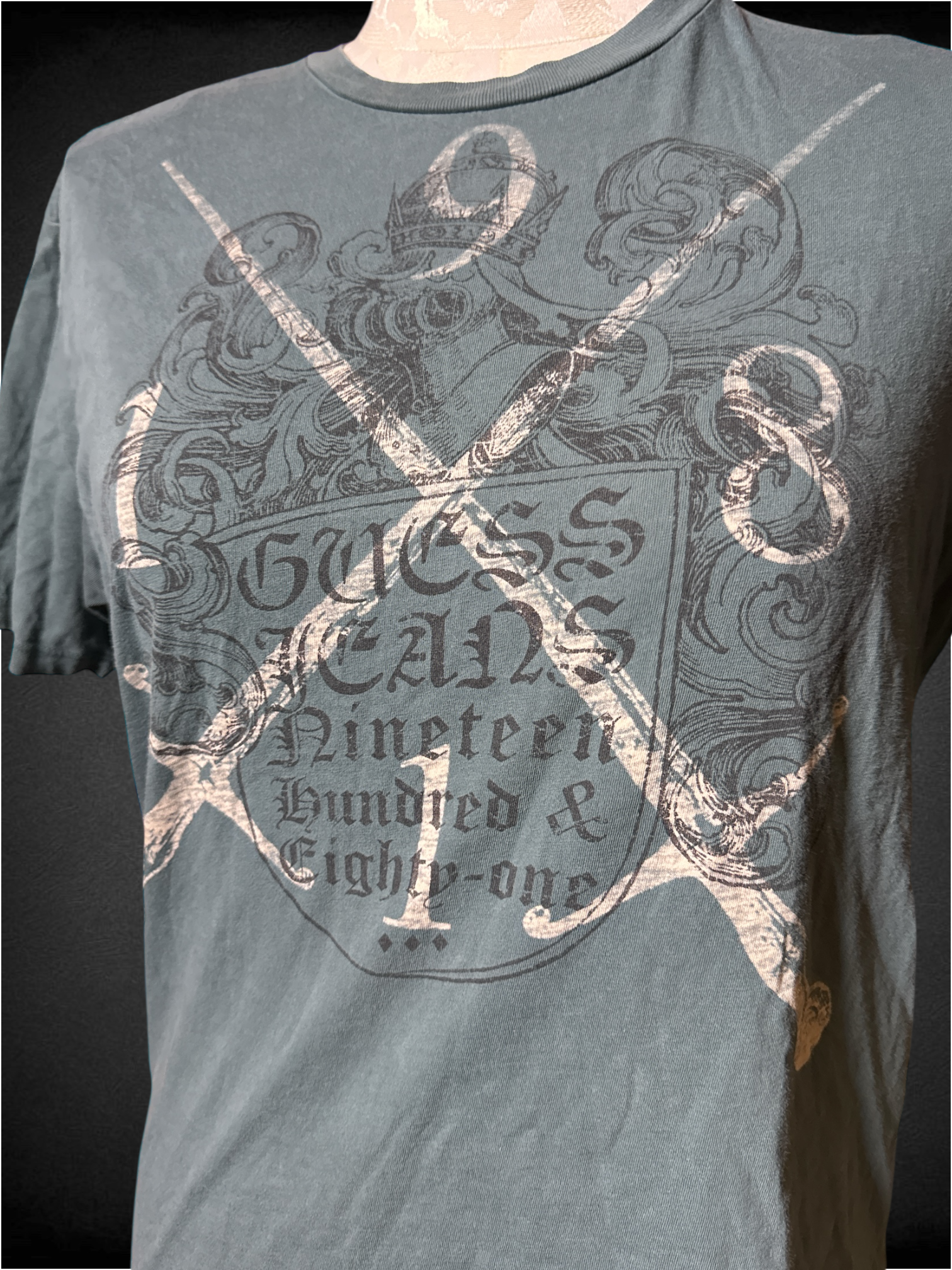 XL Guess Jeans graphic t-shirt featuring a "Nineteen Hundred & Eighty-one" crest design