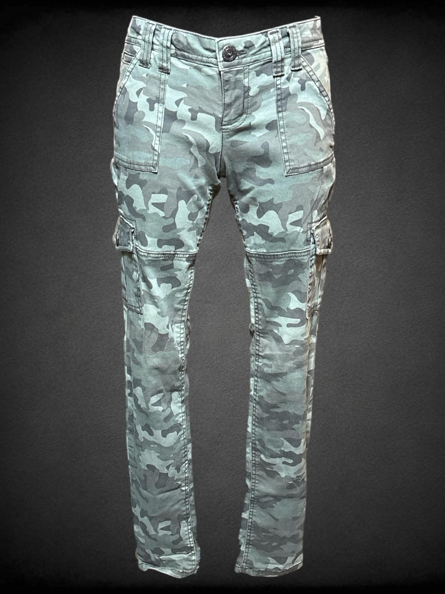 S L.E.I. camo pants with belt loops, and multiple pockets