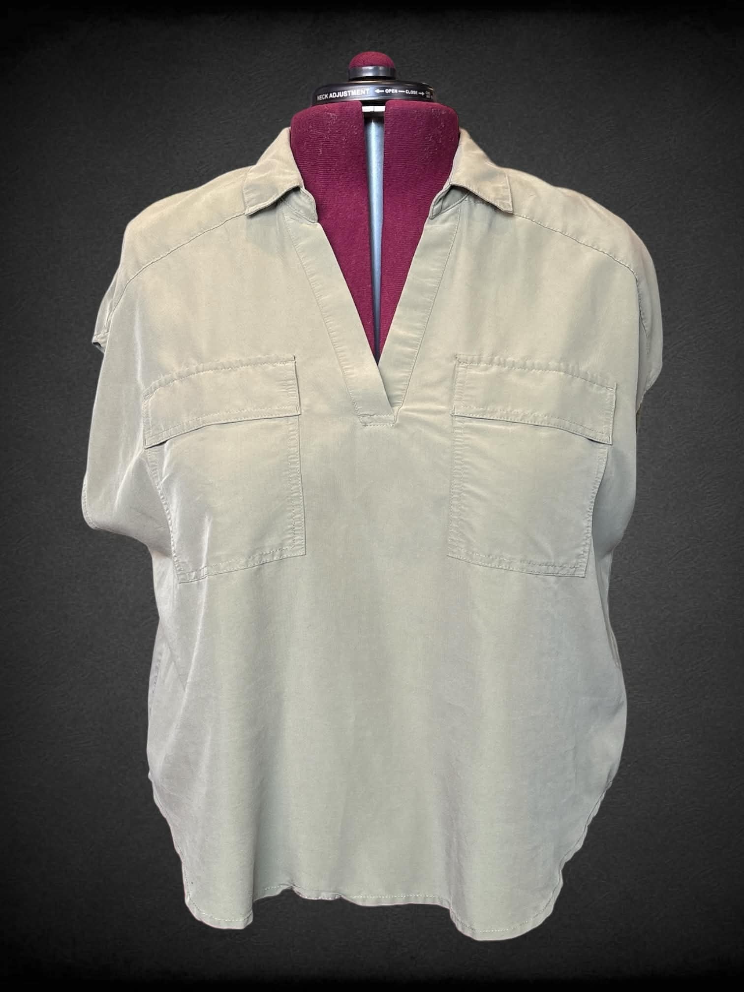2X Old Navy green short sleeve top with two chest pockets