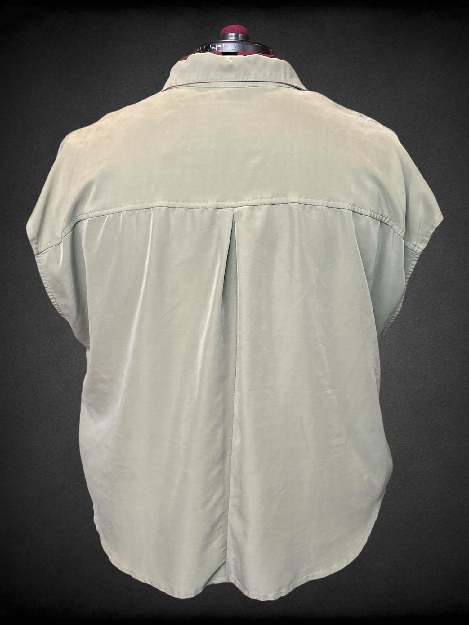 2X Old Navy green short sleeve top with two chest pockets