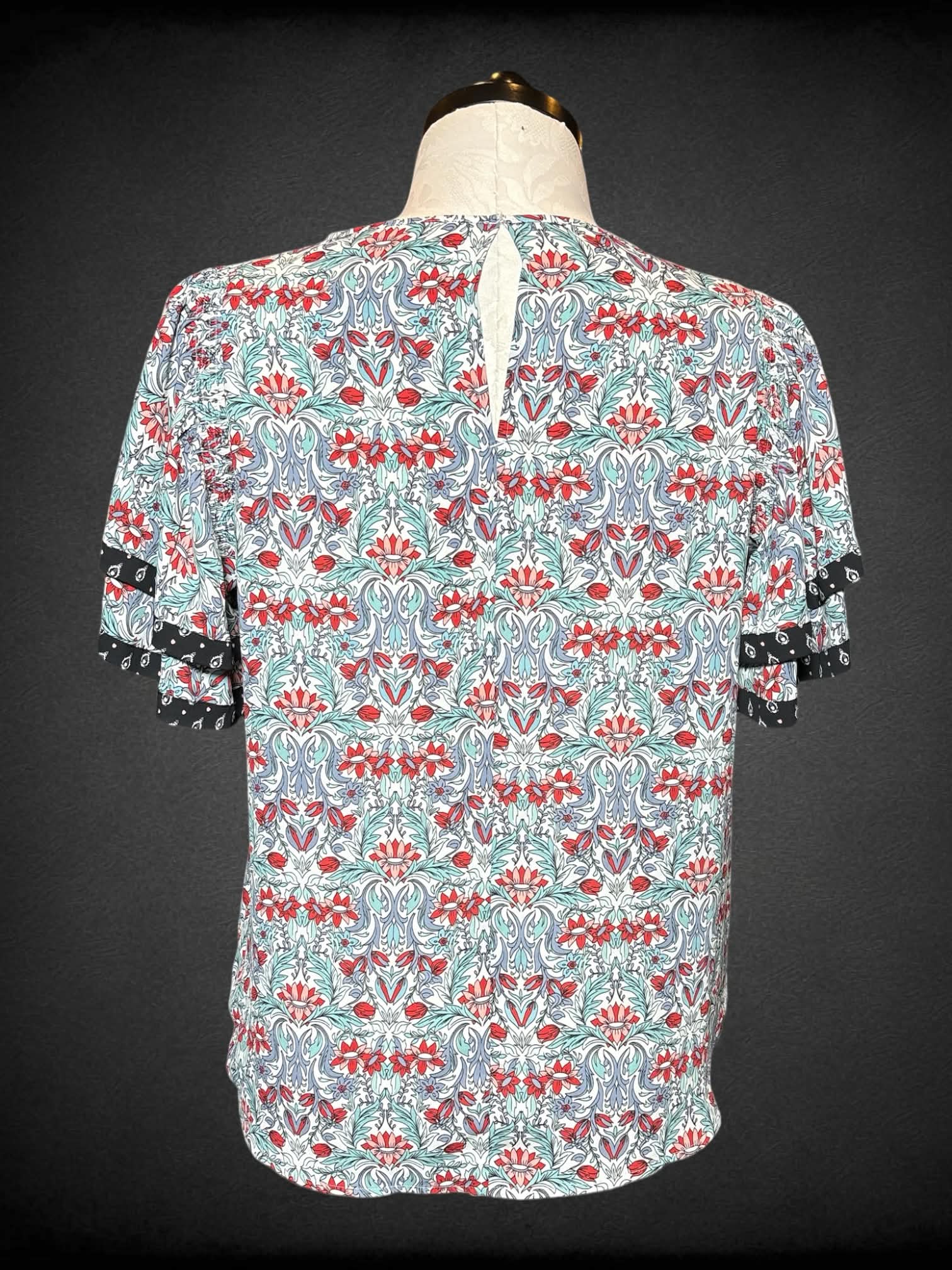 1X Loft white floral short sleeve top with keyhole on back, and black trims on sleeves