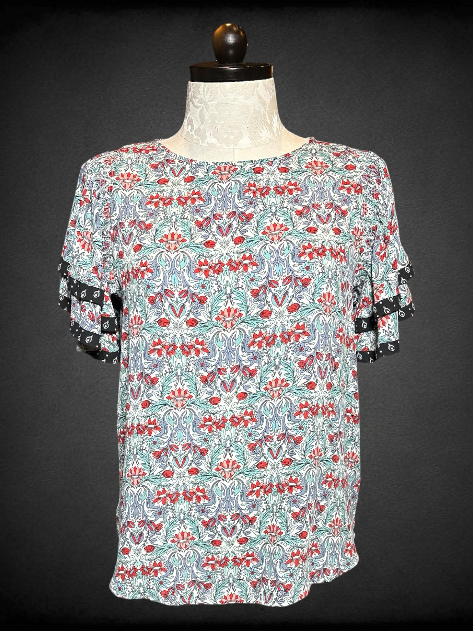 1X Loft white floral short sleeve top with keyhole on back, and black trims on sleeves