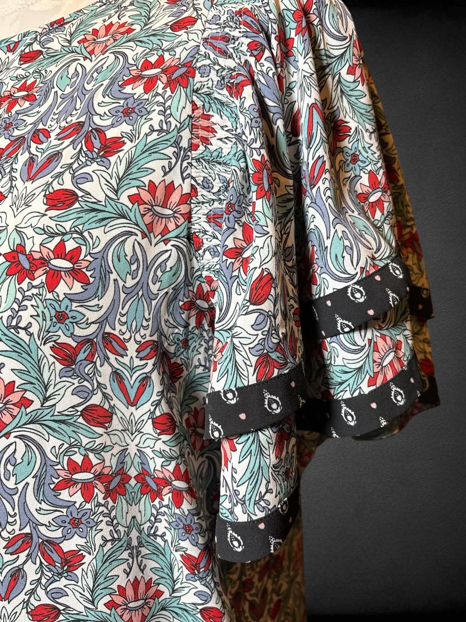 1X Loft white floral short sleeve top with keyhole on back, and black trims on sleeves