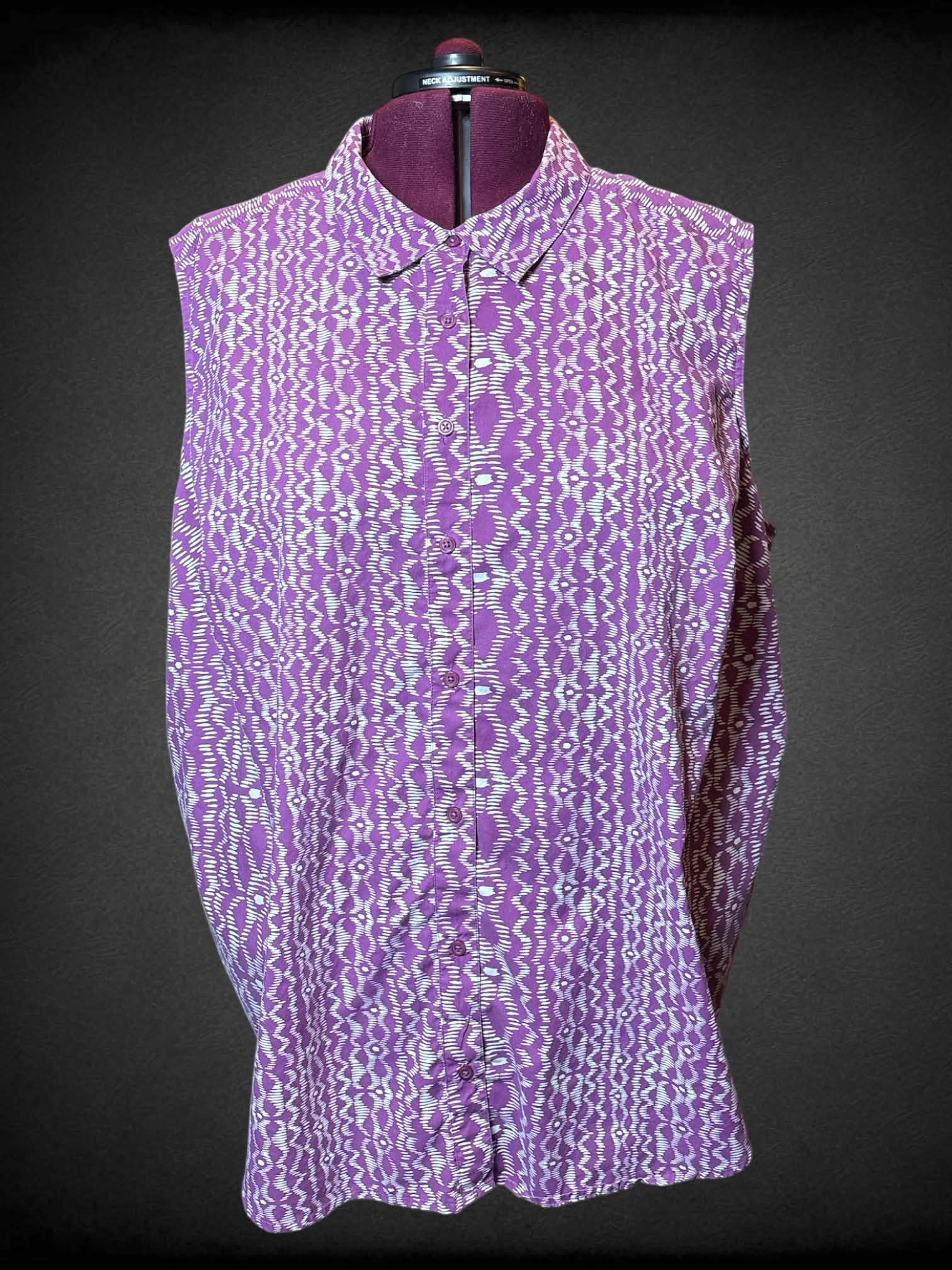 5X Roamans purple and white abstract wavy line designed sleeveless button up