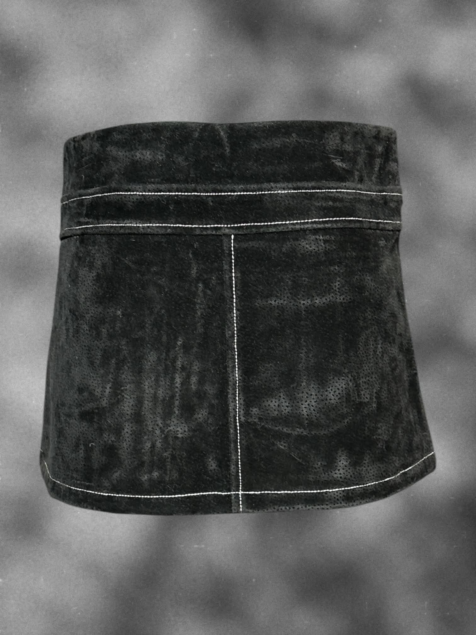 S Unif suede-like skirt with zipper on front, pockets, and lining