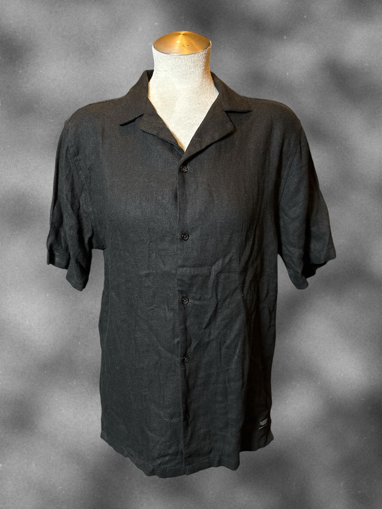 L Silver Jeans Co. black short sleeve button up