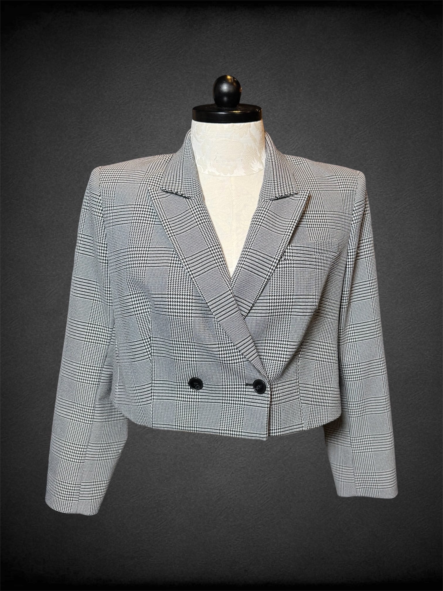 XL Express black and white houndstooth cropped blazer with shoulder pads, and one chest pocket