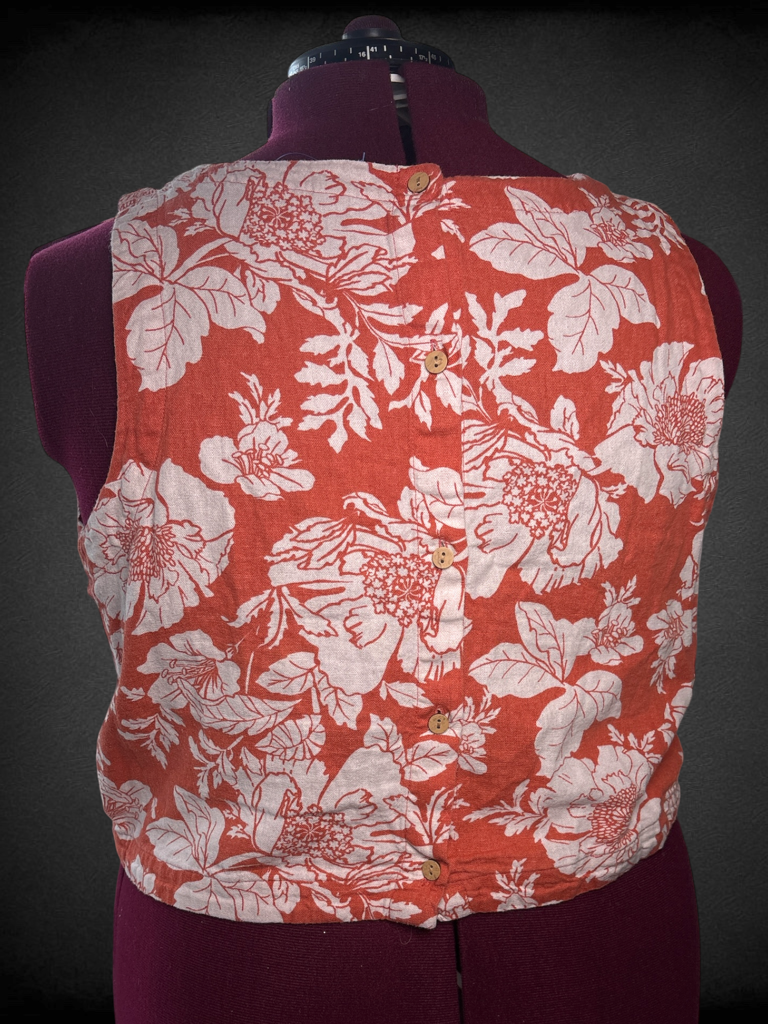 XL Old Navy coral linen cropped tank top with white floral pattern and buttons up the back
