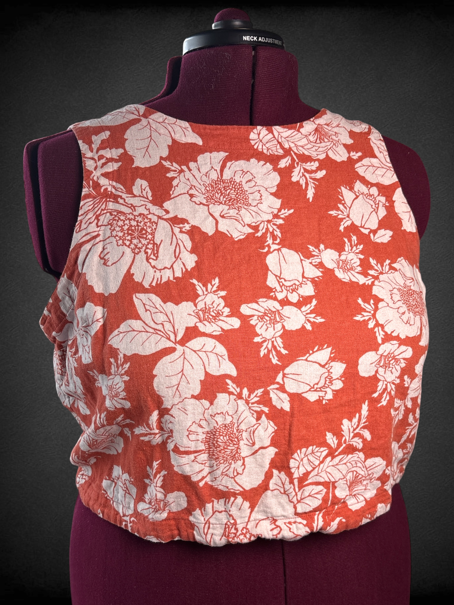 XL Old Navy coral linen cropped tank top with white floral pattern and buttons up the back