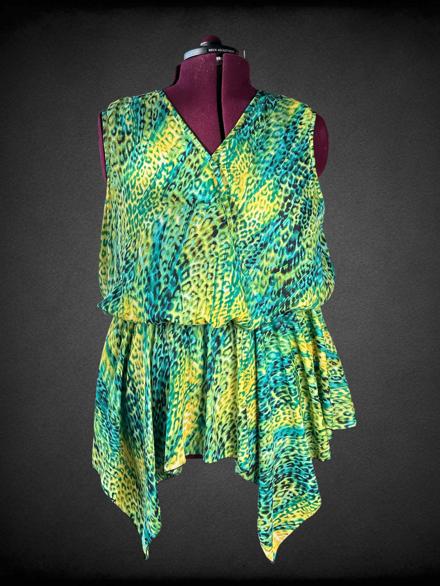 2X Ashley Stewart Y2K green, blue, and yellow sleeveless leopard print tunic top with elastic waist and flowy uneven hem