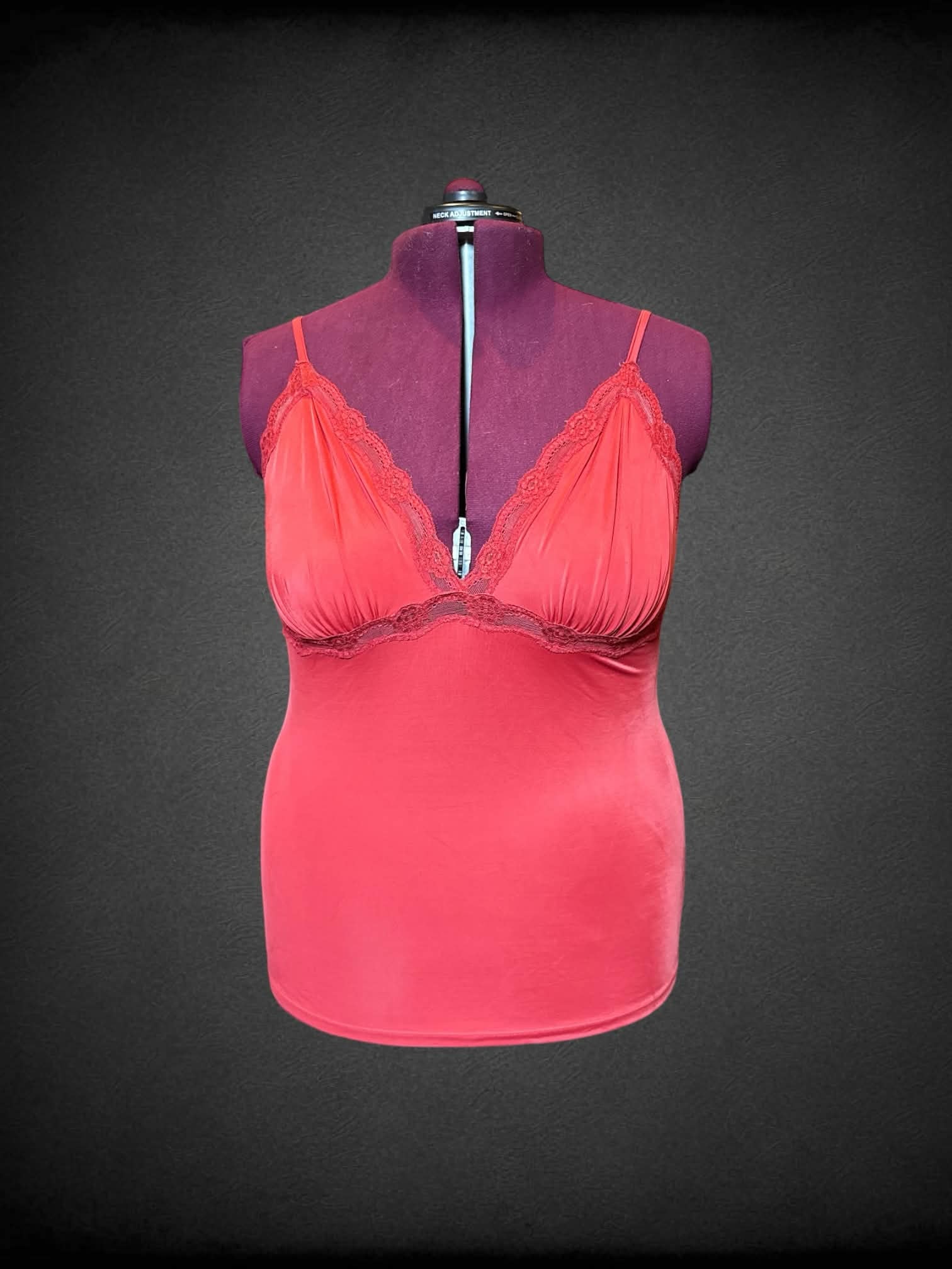 2X Gillian & O’Malley red tank top with lace detail