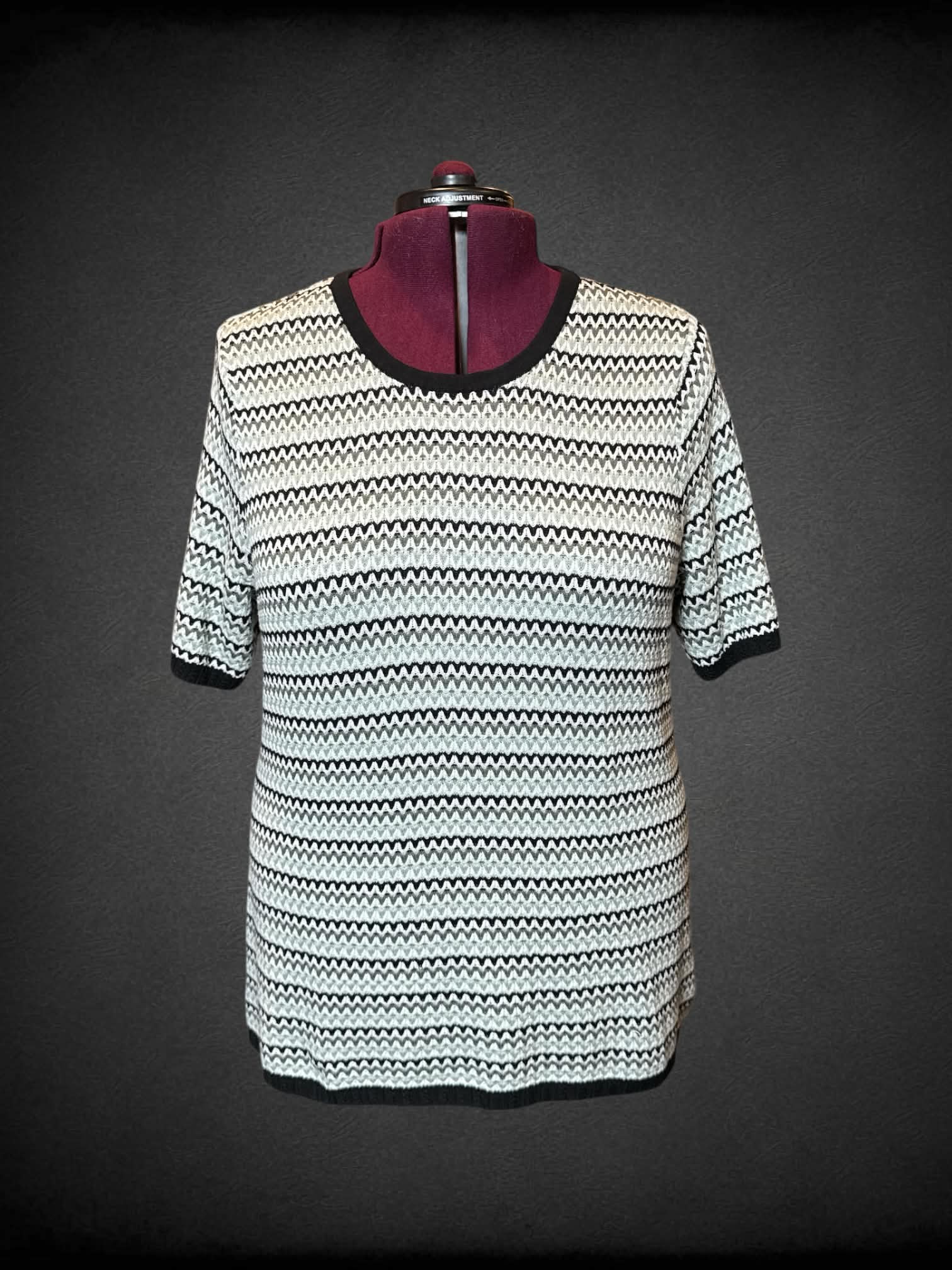 2X Anne Klein black, white, and green knit short sleeve top