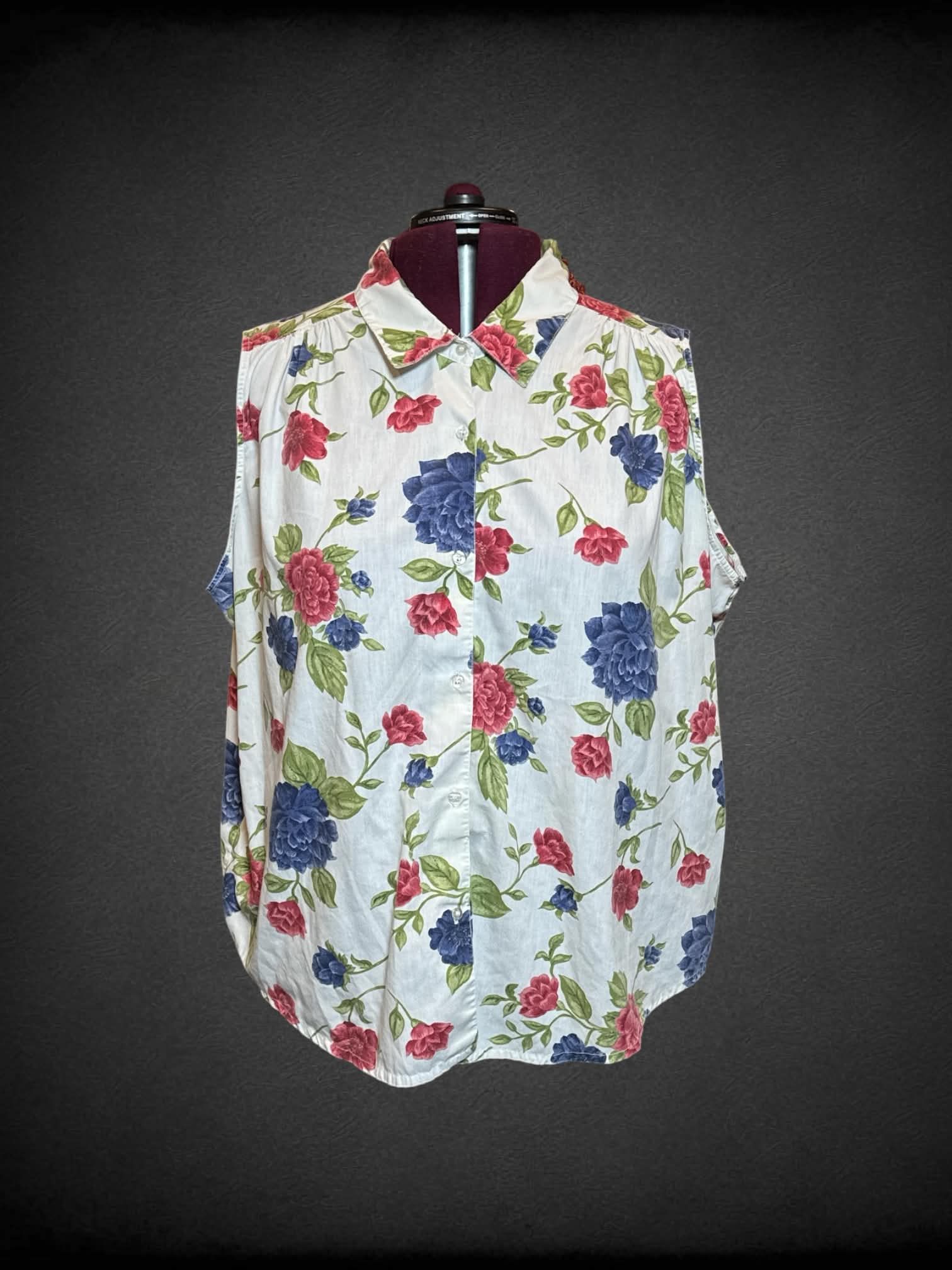 4X Roaman’s vintage sleeveless white button down with blue and red florals