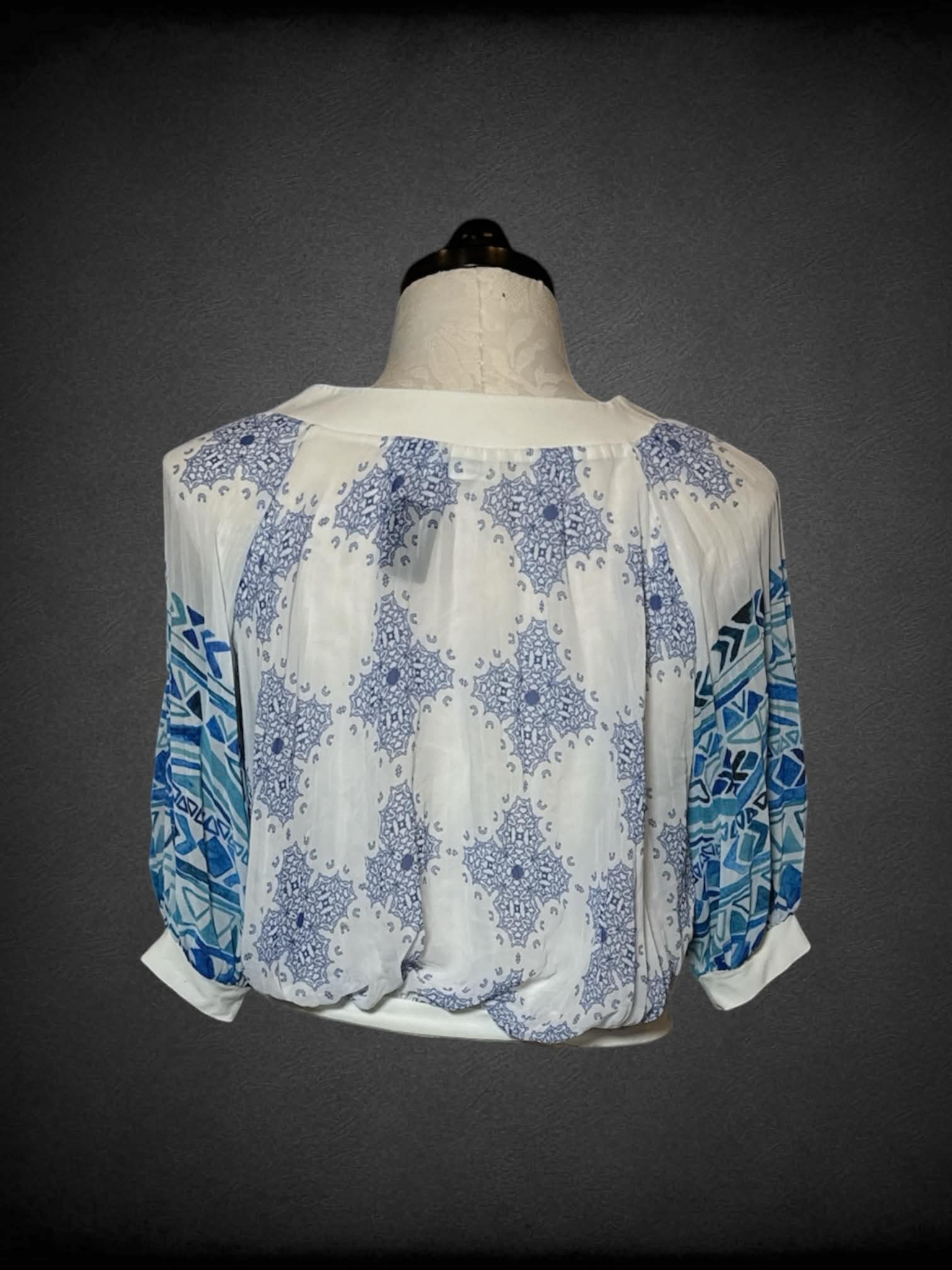 XL Lee Compbelli white and blue sheer pleated blouse with ornamental design