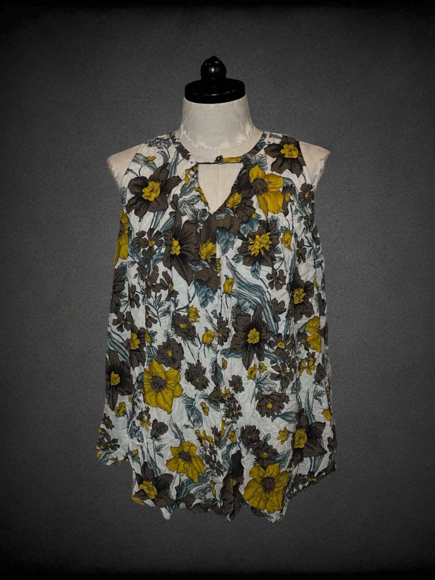 0X Umgee sleeveless white flowy top with yellow, brown and blue floral pattern and button on front