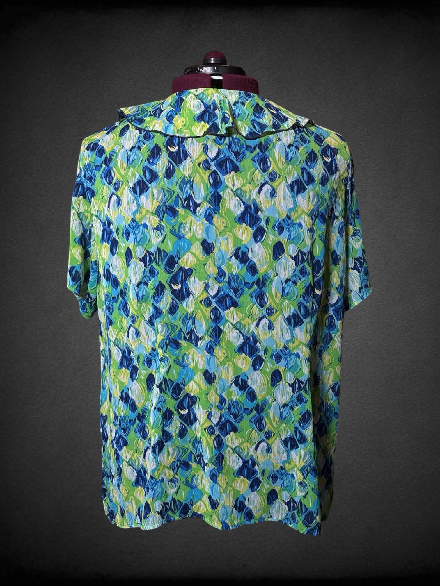2X Sag Harbor green button-up blouse with blue and yellow pattern and ruffled collar